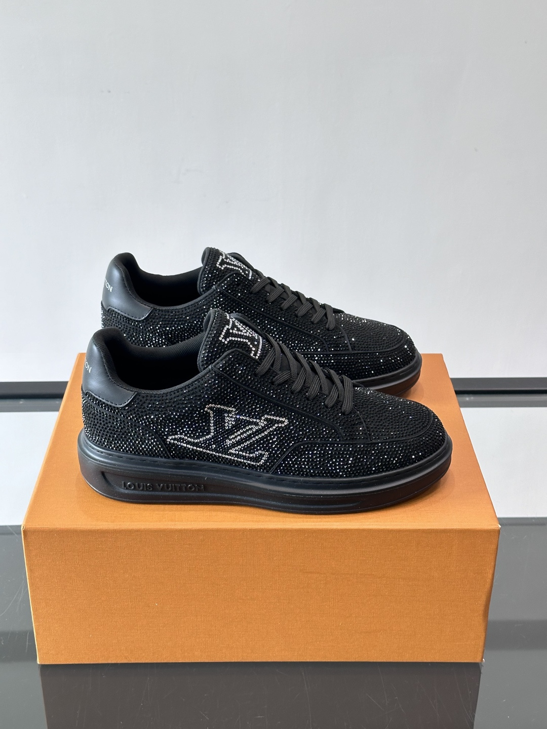 NO:620417,LV 2025 new sports shoes, classic Monogram presbyopia + full diamond upper, full of luxury!  The upper is made of high-quality leather and the sole is rubber, which is comfortable and wear-resistant. The LV logo on the side of the shoe + the brand logo on the sole are super exquisite. The low-top design is OK for daily leisure or light sports. It goes well with jeans and sportswear ~ Silver cyberpunk style, super popular in the fashion circle, a must-have for young people!  ,size38-44,,louis vuitton,sneakers,jeans19860909LV 2025新款运动鞋,经典Monogram老花+满钻鞋面,奢华感满满！鞋面优质皮革,鞋底橡胶,穿着舒适又耐磨.鞋侧LV标志+鞋底品牌标识,细节超精致.低帮设计,日常休闲或轻运动都OK,搭配牛仔裤、运动风服饰都很出彩～银色赛博朋克风,时尚圈超火,年轻人必入！ ,size38-44,,louis vuitton,sneakers,jeans,Men's shoes
