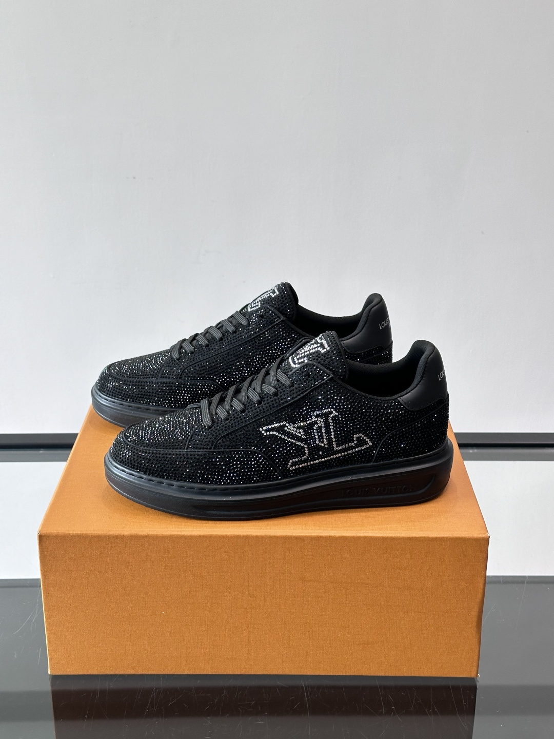 LV 2025新款运动鞋，经典Monogram老花+满钻鞋面，奢华感满满！鞋面优质皮革，鞋底橡胶，穿着舒