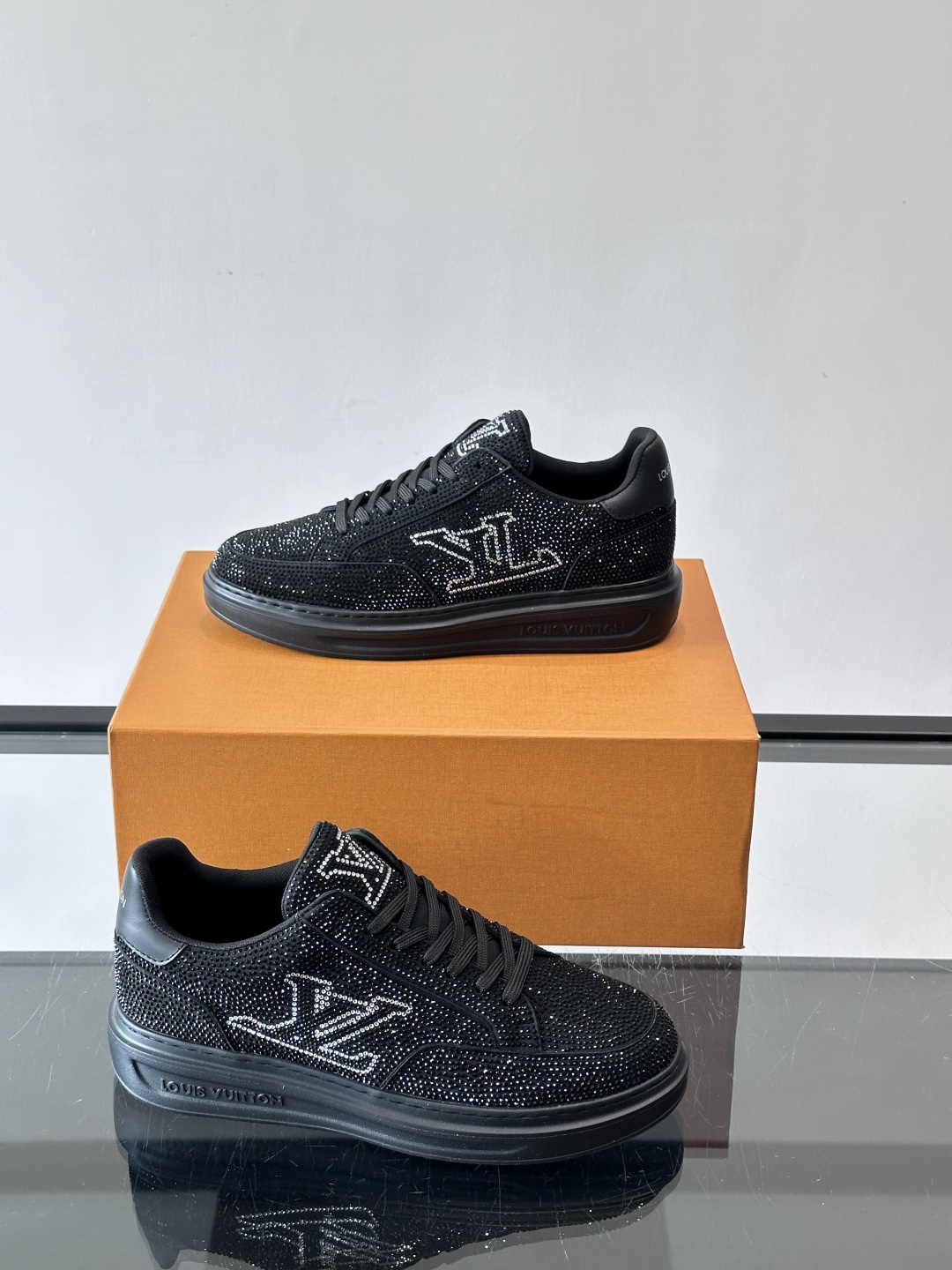 LV 2025新款运动鞋，经典Monogram老花+满钻鞋面，奢华感满满！鞋面优质皮革，鞋底橡胶，穿着舒