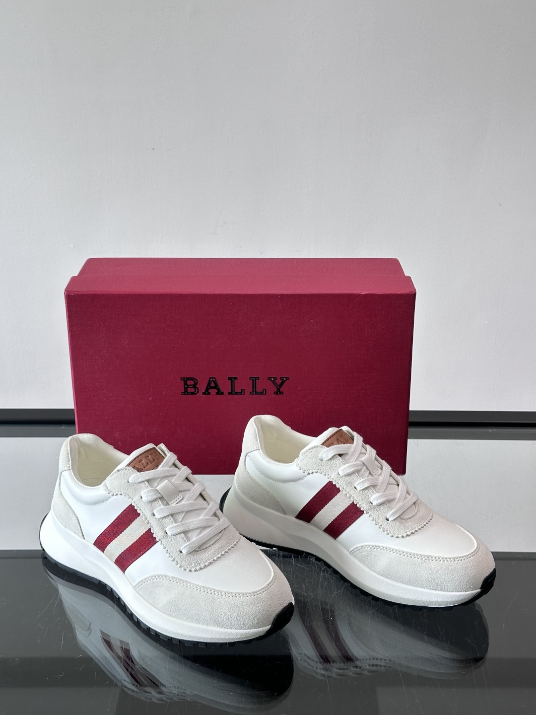 Bally男士休闲运动鞋，点缀酒红色条纹，复古感满满！鞋面采用牛皮革+织物拼接，透气又耐穿。厚底设计不仅