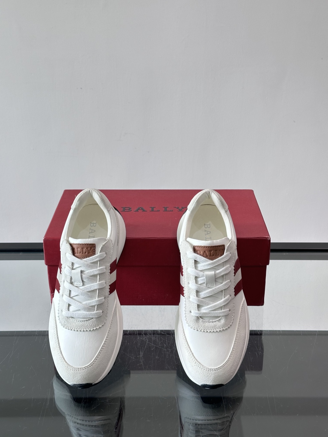 Bally男士休闲运动鞋，点缀酒红色条纹，复古感满满！鞋面采用牛皮革+织物拼接，透气又耐穿。厚底设计不仅