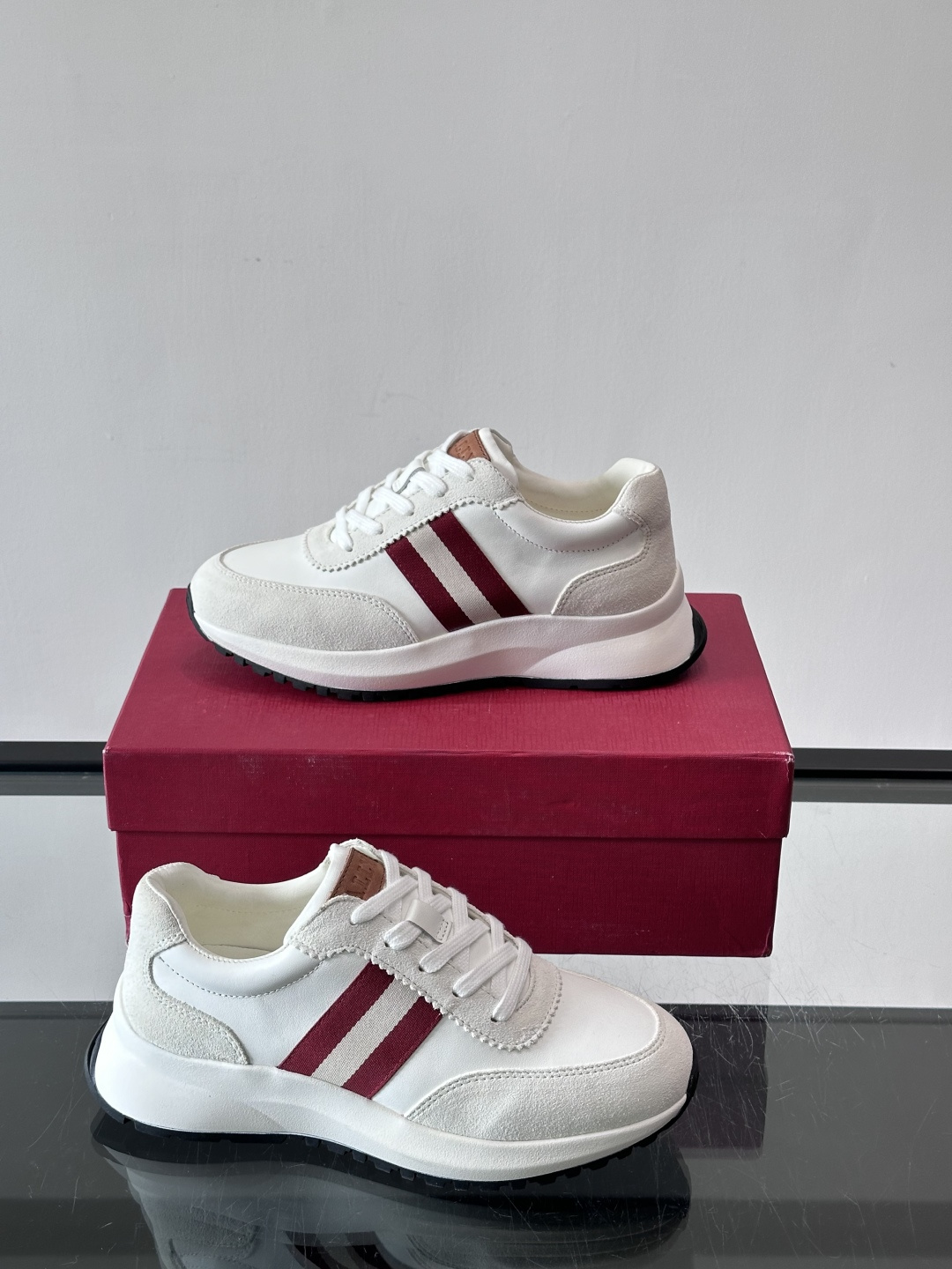 Bally男士休闲运动鞋，点缀酒红色条纹，复古感满满！鞋面采用牛皮革+织物拼接，透气又耐穿。厚底设计不仅