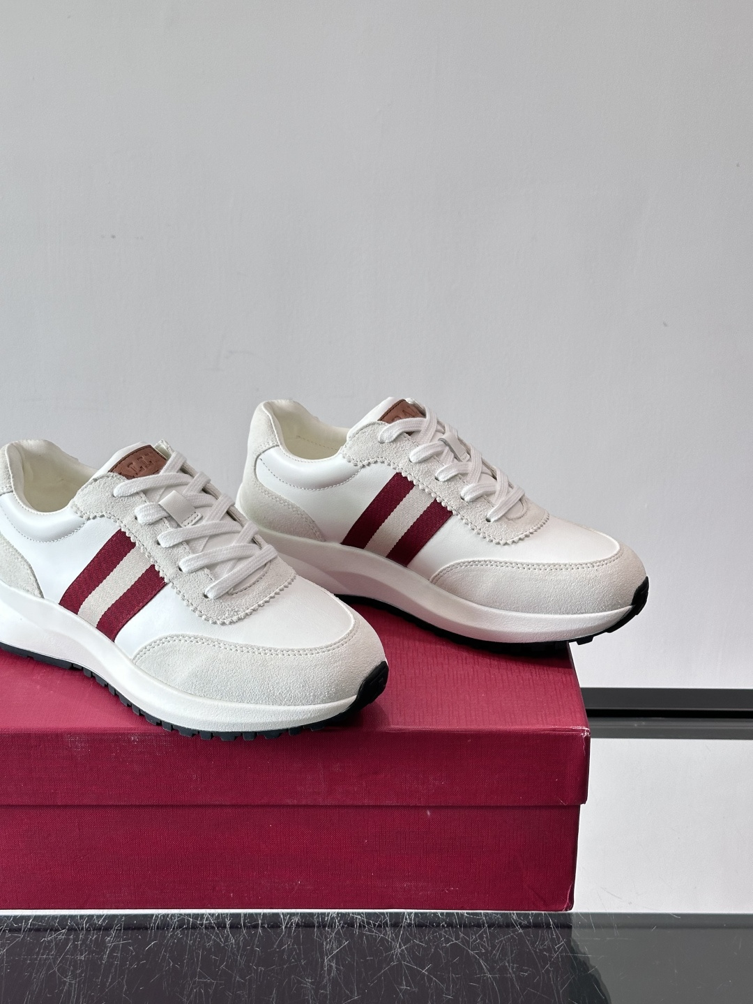 Bally男士休闲运动鞋，点缀酒红色条纹，复古感满满！鞋面采用牛皮革+织物拼接，透气又耐穿。厚底设计不仅