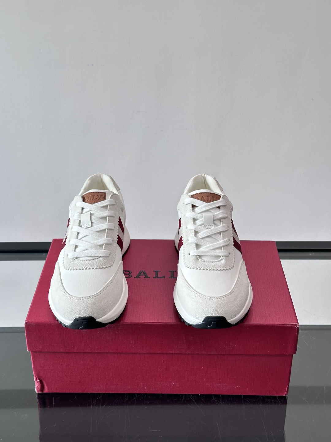 Bally男士休闲运动鞋，点缀酒红色条纹，复古感满满！鞋面采用牛皮革+织物拼接，透气又耐穿。厚底设计不仅