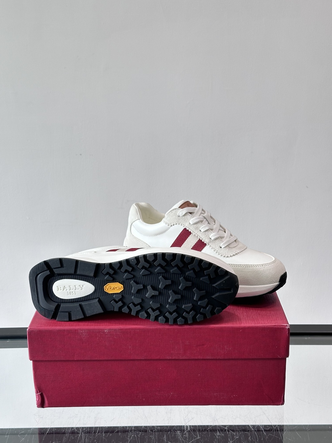 Bally男士休闲运动鞋，点缀酒红色条纹，复古感满满！鞋面采用牛皮革+织物拼接，透气又耐穿。厚底设计不仅