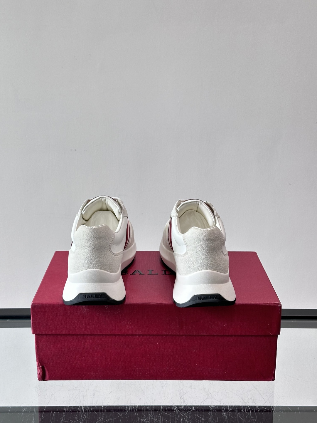 Bally男士休闲运动鞋，点缀酒红色条纹，复古感满满！鞋面采用牛皮革+织物拼接，透气又耐穿。厚底设计不仅