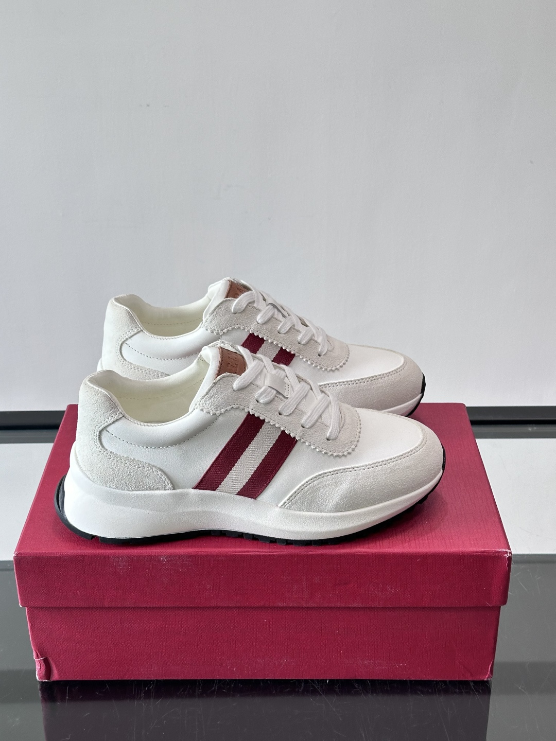 Bally男士休闲运动鞋，点缀酒红色条纹，复古感满满！鞋面采用牛皮革+织物拼接，透气又耐穿。厚底设计不仅