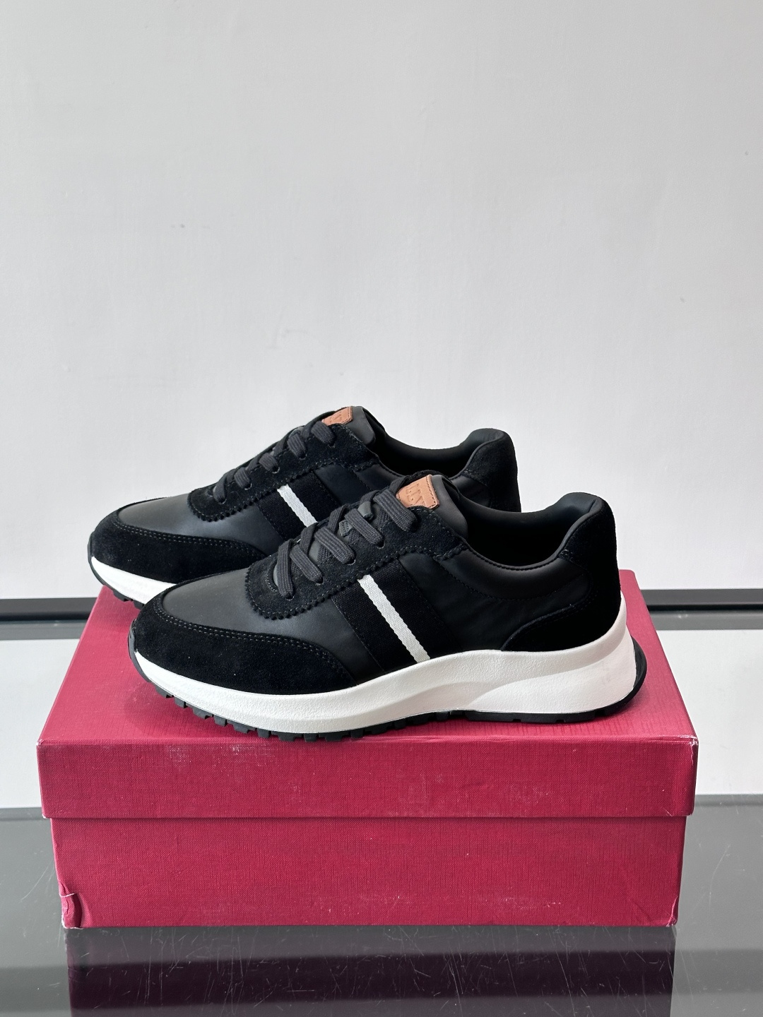 Bally男士休闲运动鞋，点缀酒红色条纹，复古感满满！鞋面采用牛皮革+织物拼接，透气又耐穿。厚底设计不仅