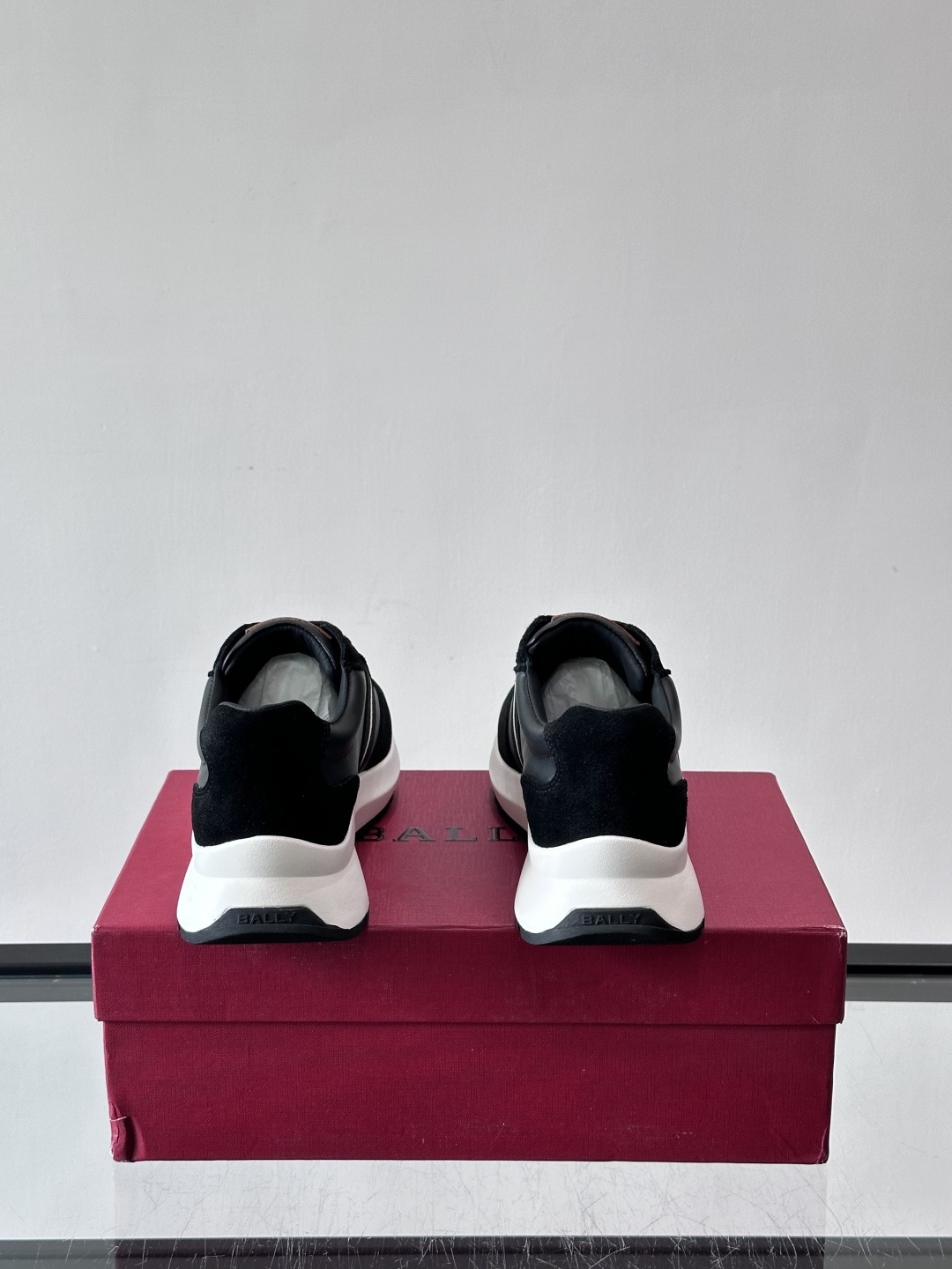 Bally男士休闲运动鞋，点缀酒红色条纹，复古感满满！鞋面采用牛皮革+织物拼接，透气又耐穿。厚底设计不仅