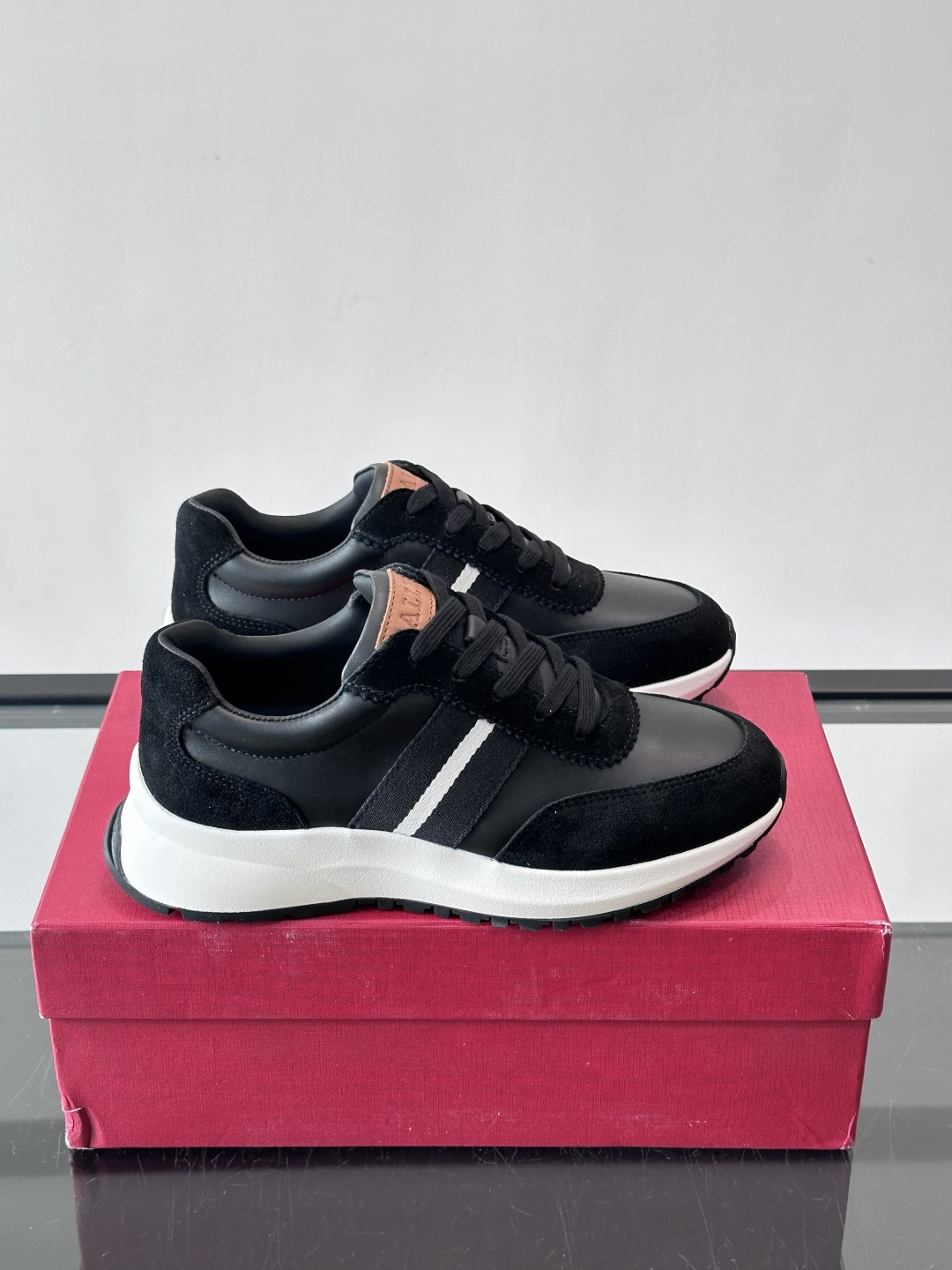 Bally男士休闲运动鞋，点缀酒红色条纹，复古感满满！鞋面采用牛皮革+织物拼接，透气又耐穿。厚底设计不仅