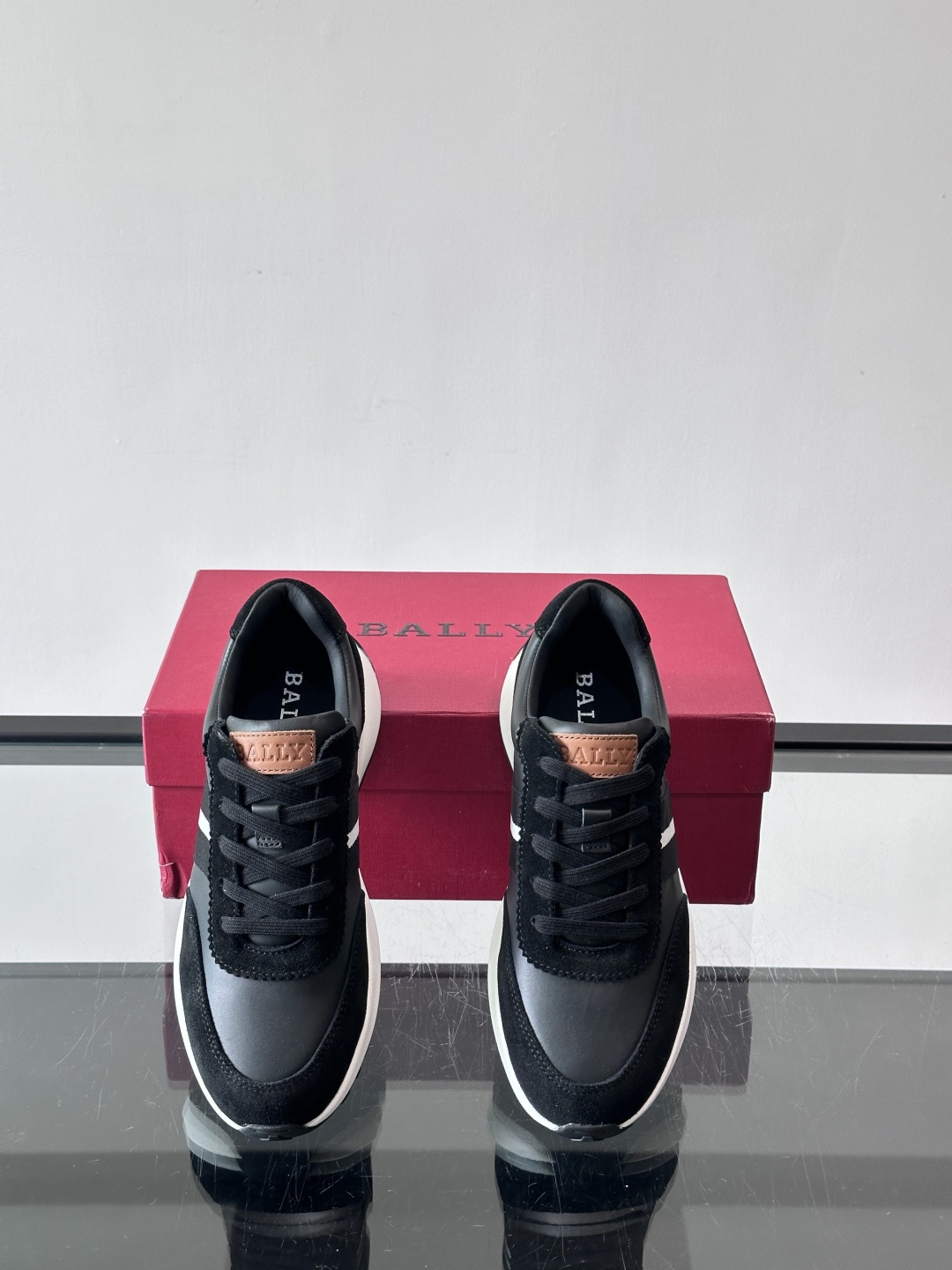 Bally男士休闲运动鞋，点缀酒红色条纹，复古感满满！鞋面采用牛皮革+织物拼接，透气又耐穿。厚底设计不仅