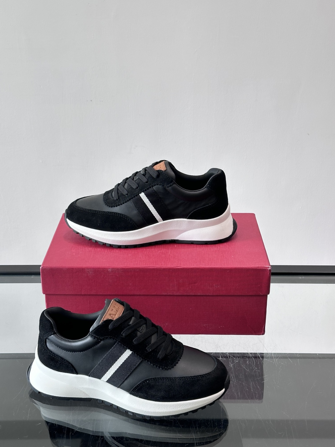 Bally男士休闲运动鞋，点缀酒红色条纹，复古感满满！鞋面采用牛皮革+织物拼接，透气又耐穿。厚底设计不仅