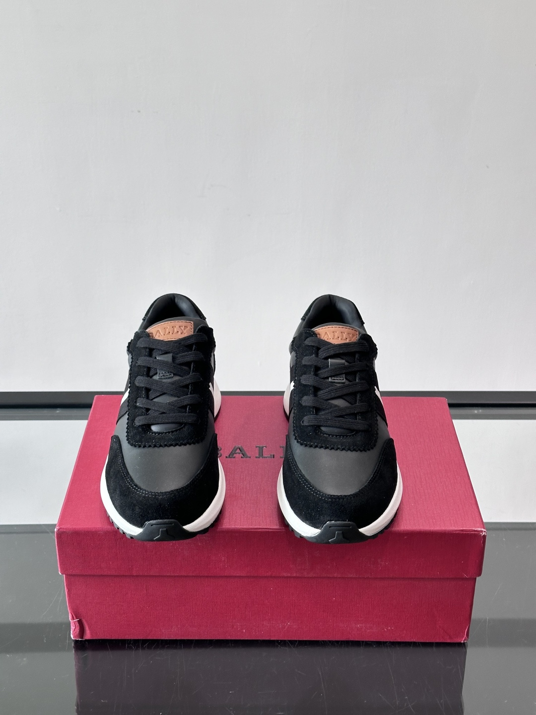 Bally男士休闲运动鞋，点缀酒红色条纹，复古感满满！鞋面采用牛皮革+织物拼接，透气又耐穿。厚底设计不仅