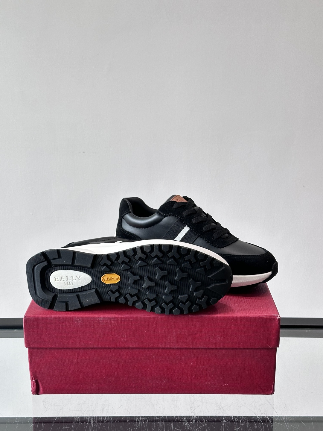 Bally男士休闲运动鞋，点缀酒红色条纹，复古感满满！鞋面采用牛皮革+织物拼接，透气又耐穿。厚底设计不仅