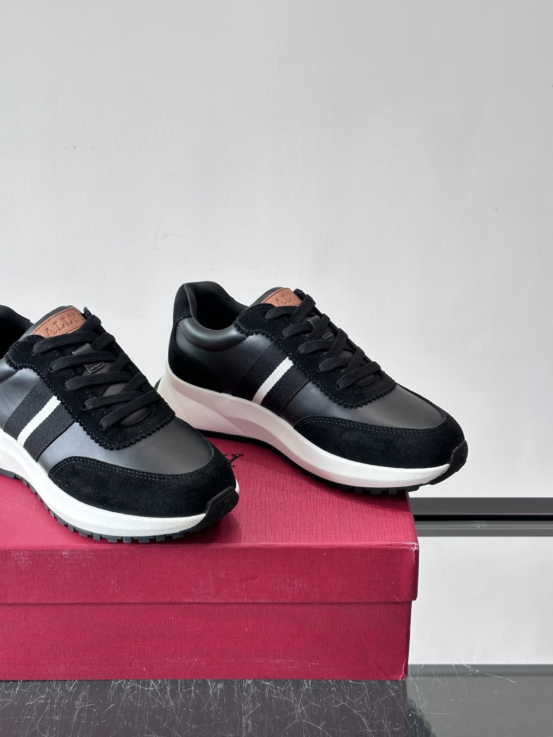 Bally男士休闲运动鞋，点缀酒红色条纹，复古感满满！鞋面采用牛皮革+织物拼接，透气又耐穿。厚底设计不仅