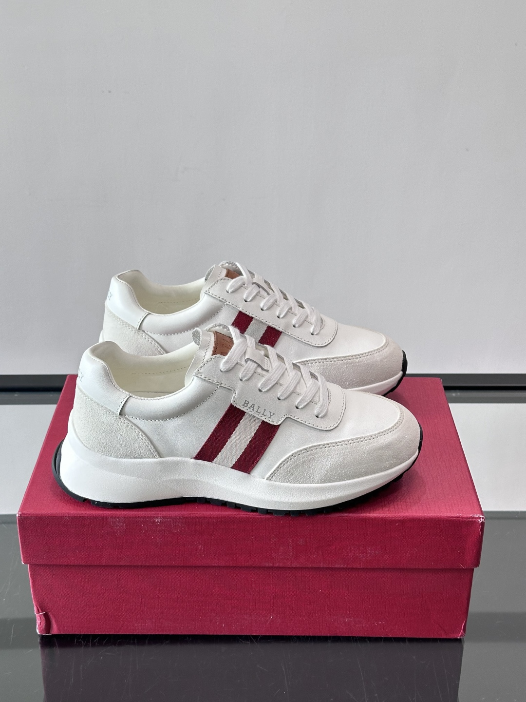 Bally男士休闲运动鞋，点缀酒红色条纹，复古感满满！鞋面采用牛皮革+织物拼接，透气又耐穿。厚底设计不仅