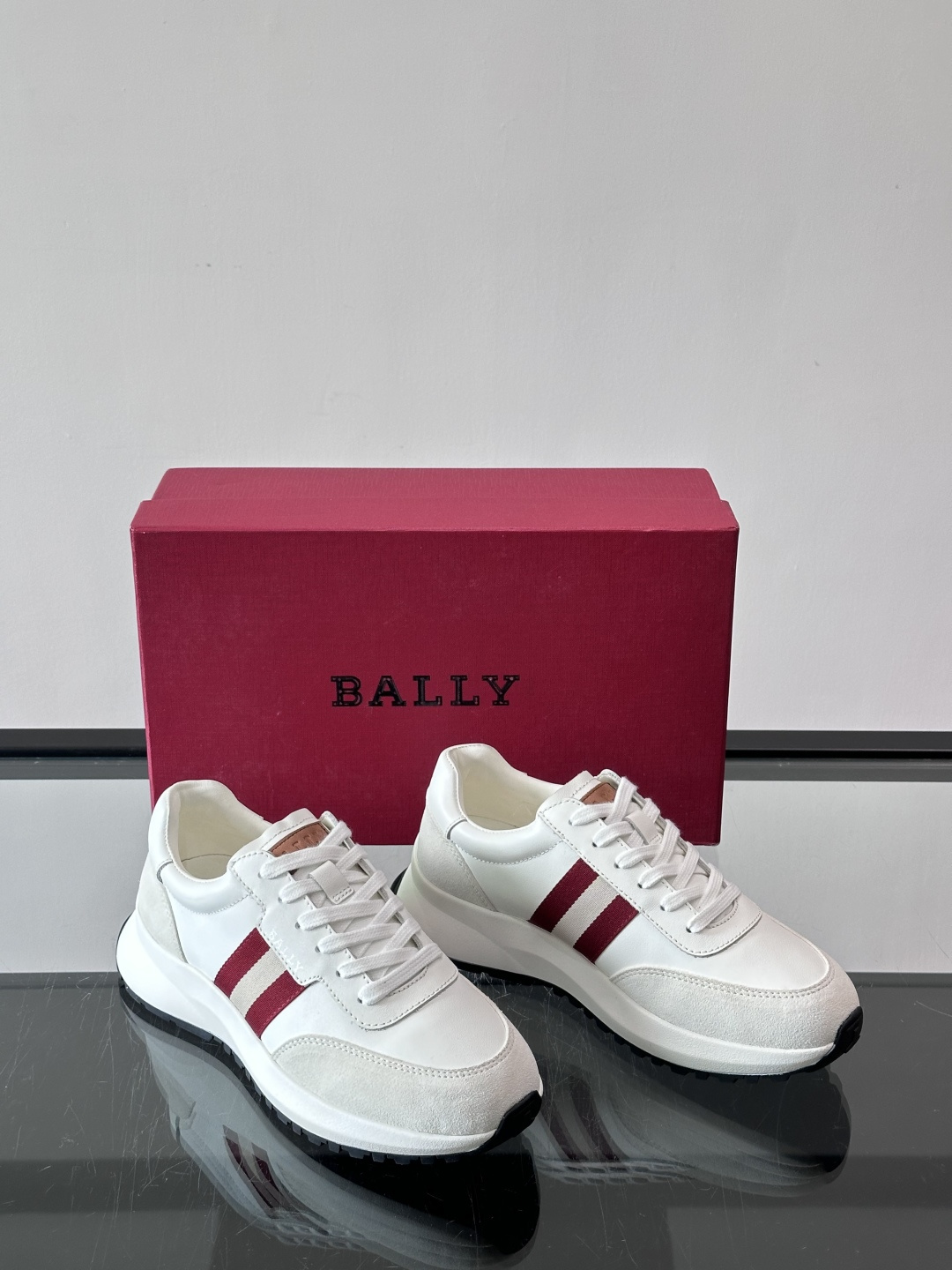 Bally男士休闲运动鞋，点缀酒红色条纹，复古感满满！鞋面采用牛皮革+织物拼接，透气又耐穿。厚底设计不仅