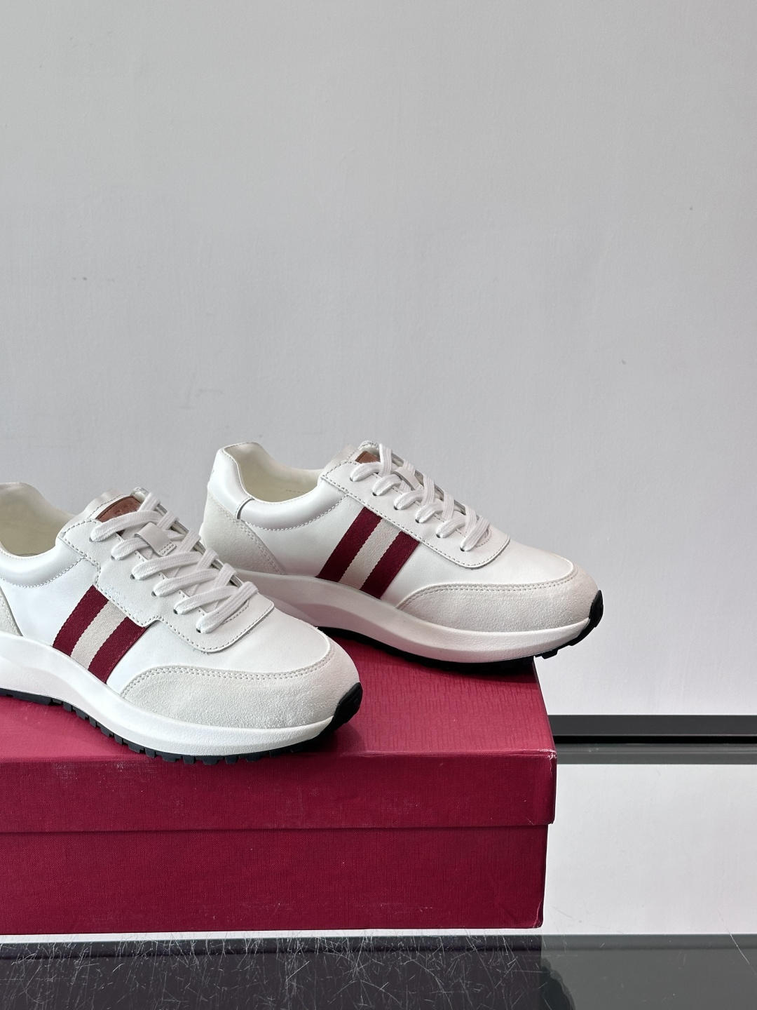 Bally男士休闲运动鞋，点缀酒红色条纹，复古感满满！鞋面采用牛皮革+织物拼接，透气又耐穿。厚底设计不仅