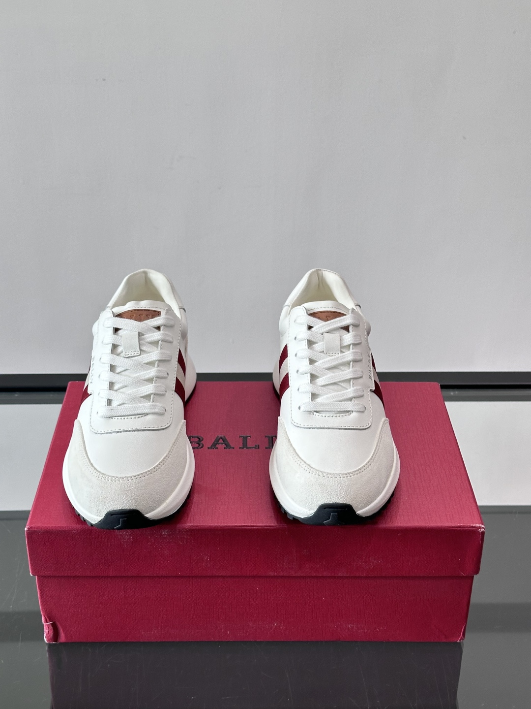 Bally男士休闲运动鞋，点缀酒红色条纹，复古感满满！鞋面采用牛皮革+织物拼接，透气又耐穿。厚底设计不仅