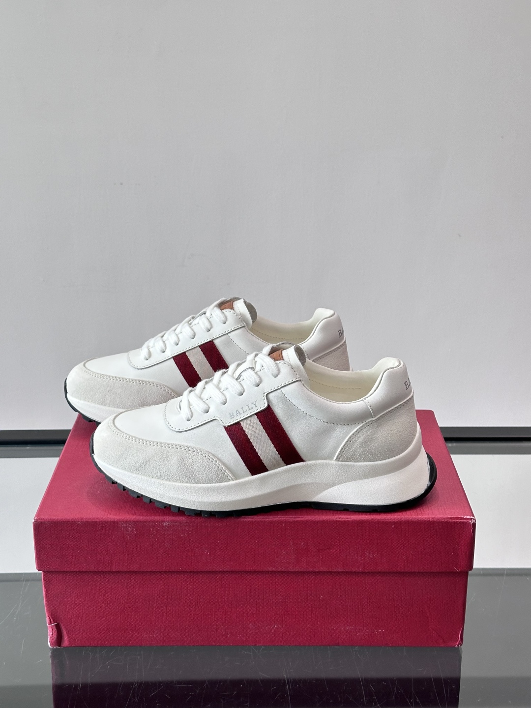 Bally男士休闲运动鞋，点缀酒红色条纹，复古感满满！鞋面采用牛皮革+织物拼接，透气又耐穿。厚底设计不仅