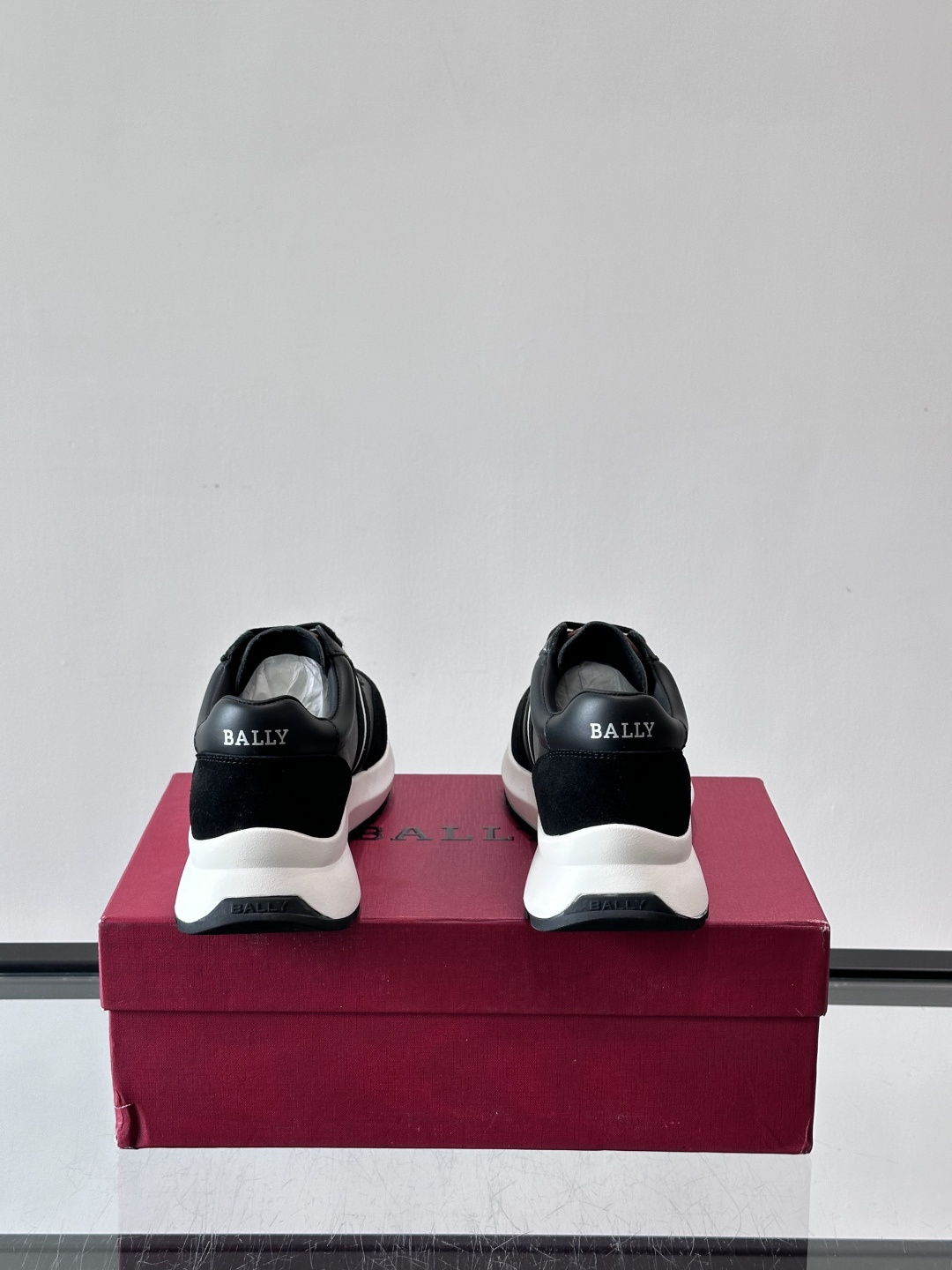 Bally男士休闲运动鞋，点缀酒红色条纹，复古感满满！鞋面采用牛皮革+织物拼接，透气又耐穿。厚底设计不仅