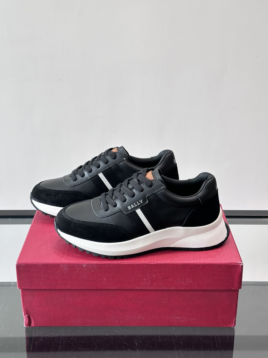 Bally男士休闲运动鞋，点缀酒红色条纹，复古感满满！鞋面采用牛皮革+织物拼接，透气又耐穿。厚底设计不仅