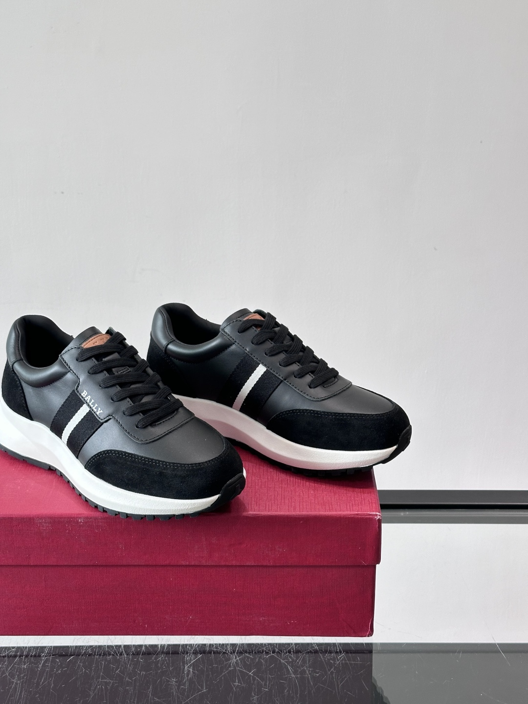 Bally男士休闲运动鞋，点缀酒红色条纹，复古感满满！鞋面采用牛皮革+织物拼接，透气又耐穿。厚底设计不仅