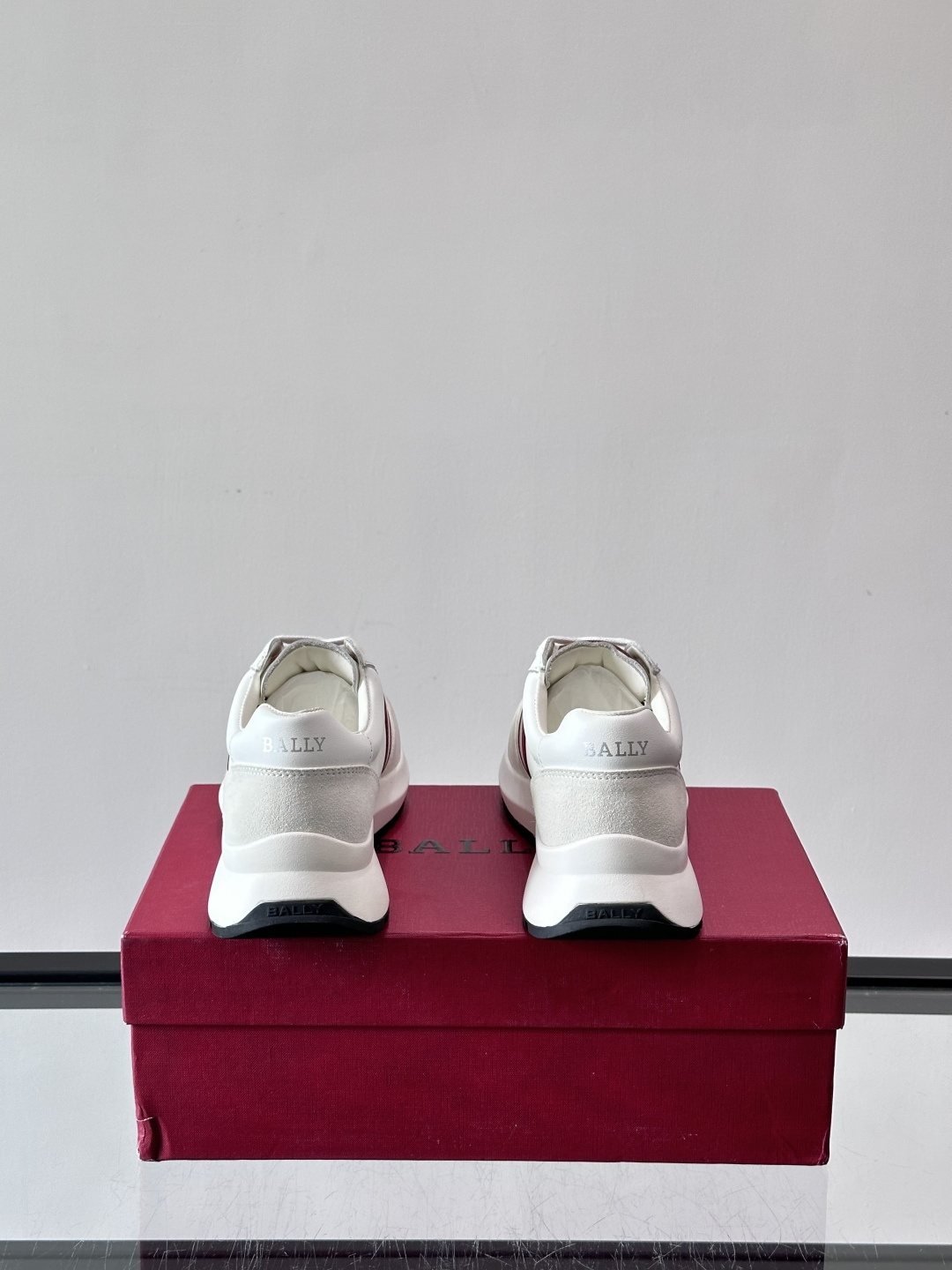 Bally男士休闲运动鞋，点缀酒红色条纹，复古感满满！鞋面采用牛皮革+织物拼接，透气又耐穿。厚底设计不仅