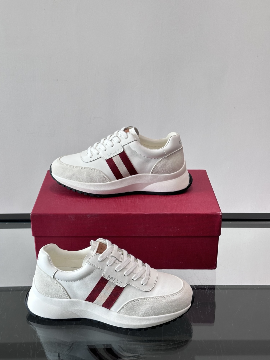 Bally男士休闲运动鞋，点缀酒红色条纹，复古感满满！鞋面采用牛皮革+织物拼接，透气又耐穿。厚底设计不仅