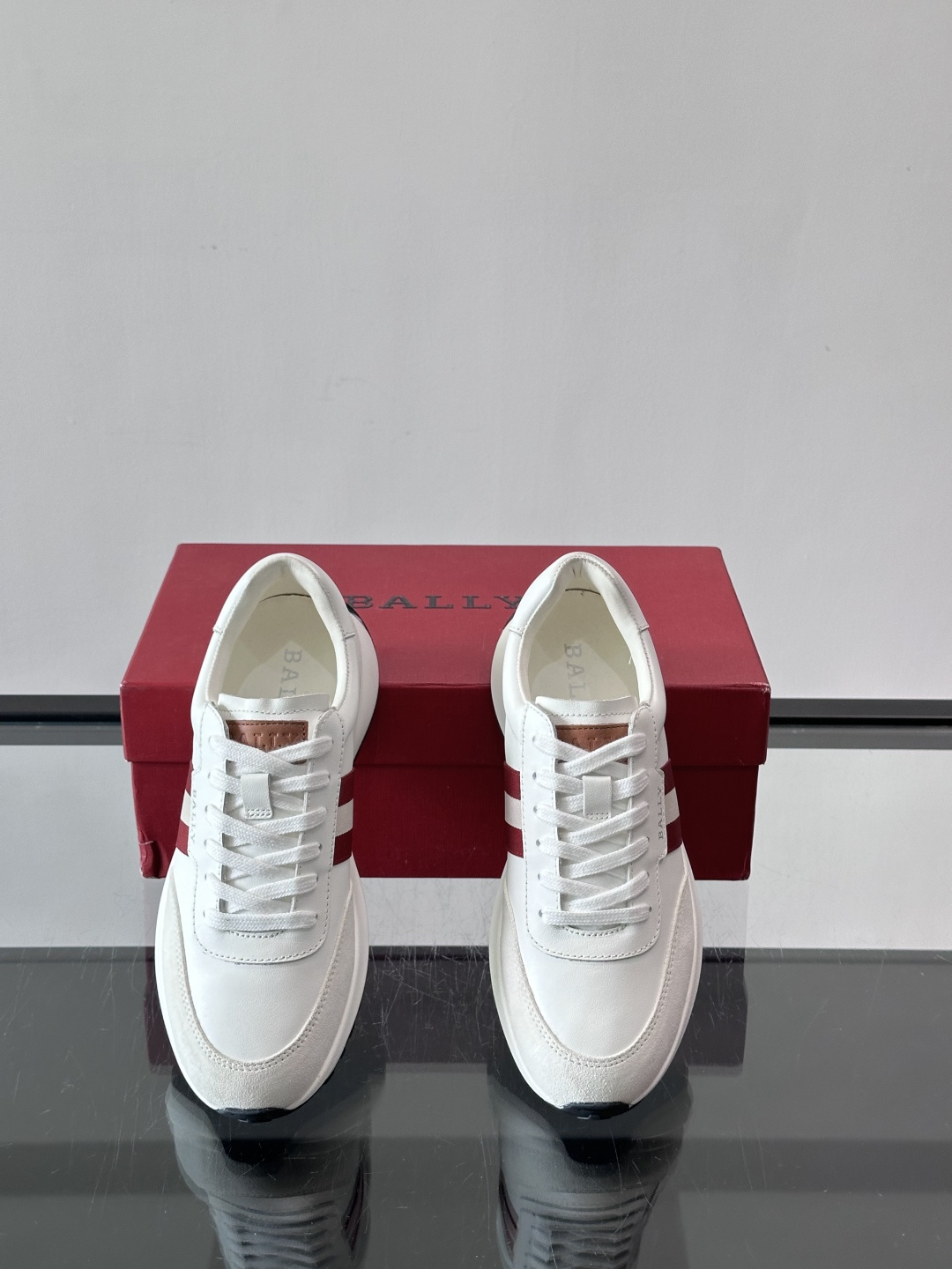 Bally男士休闲运动鞋，点缀酒红色条纹，复古感满满！鞋面采用牛皮革+织物拼接，透气又耐穿。厚底设计不仅