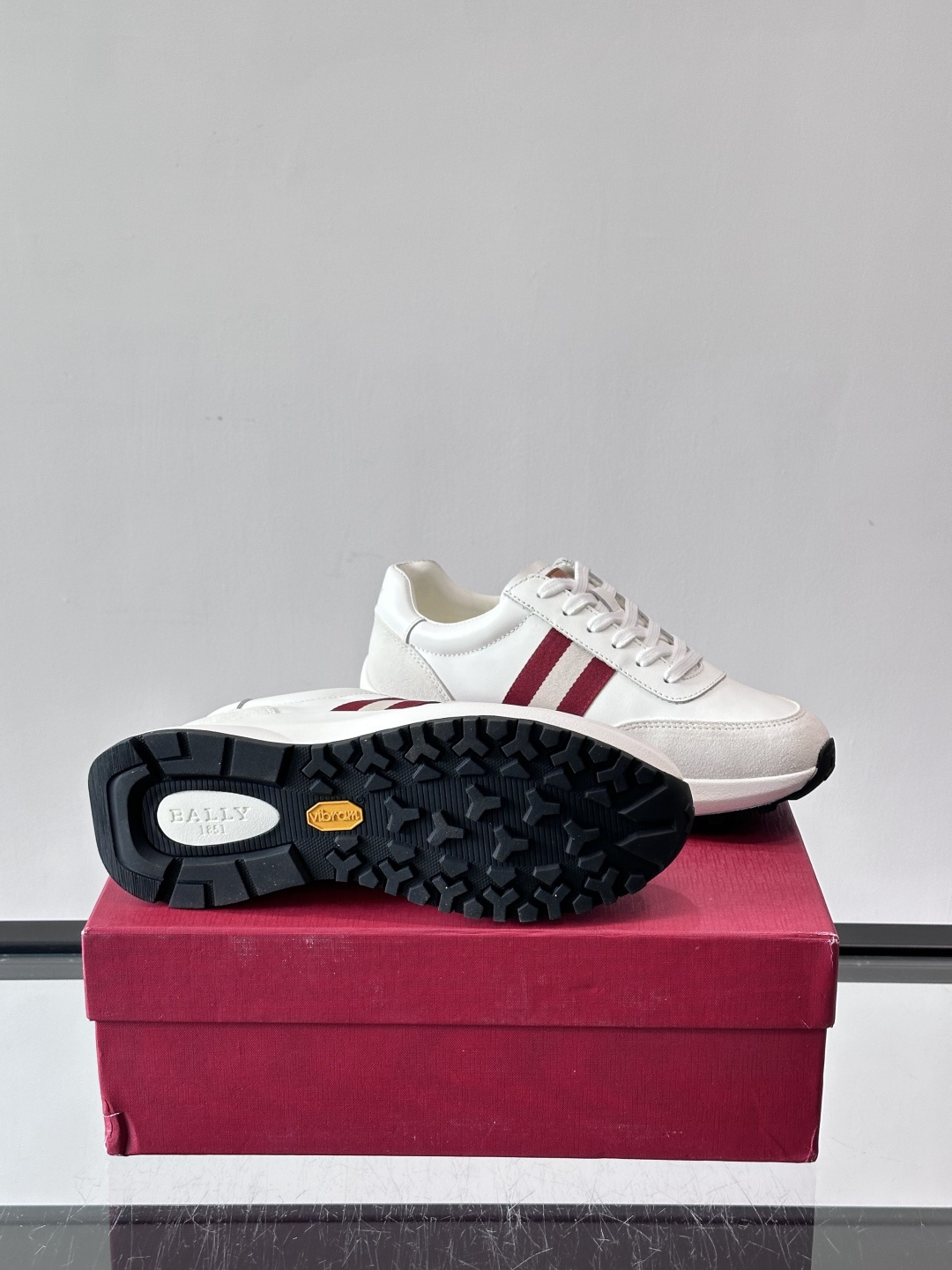 Bally男士休闲运动鞋，点缀酒红色条纹，复古感满满！鞋面采用牛皮革+织物拼接，透气又耐穿。厚底设计不仅