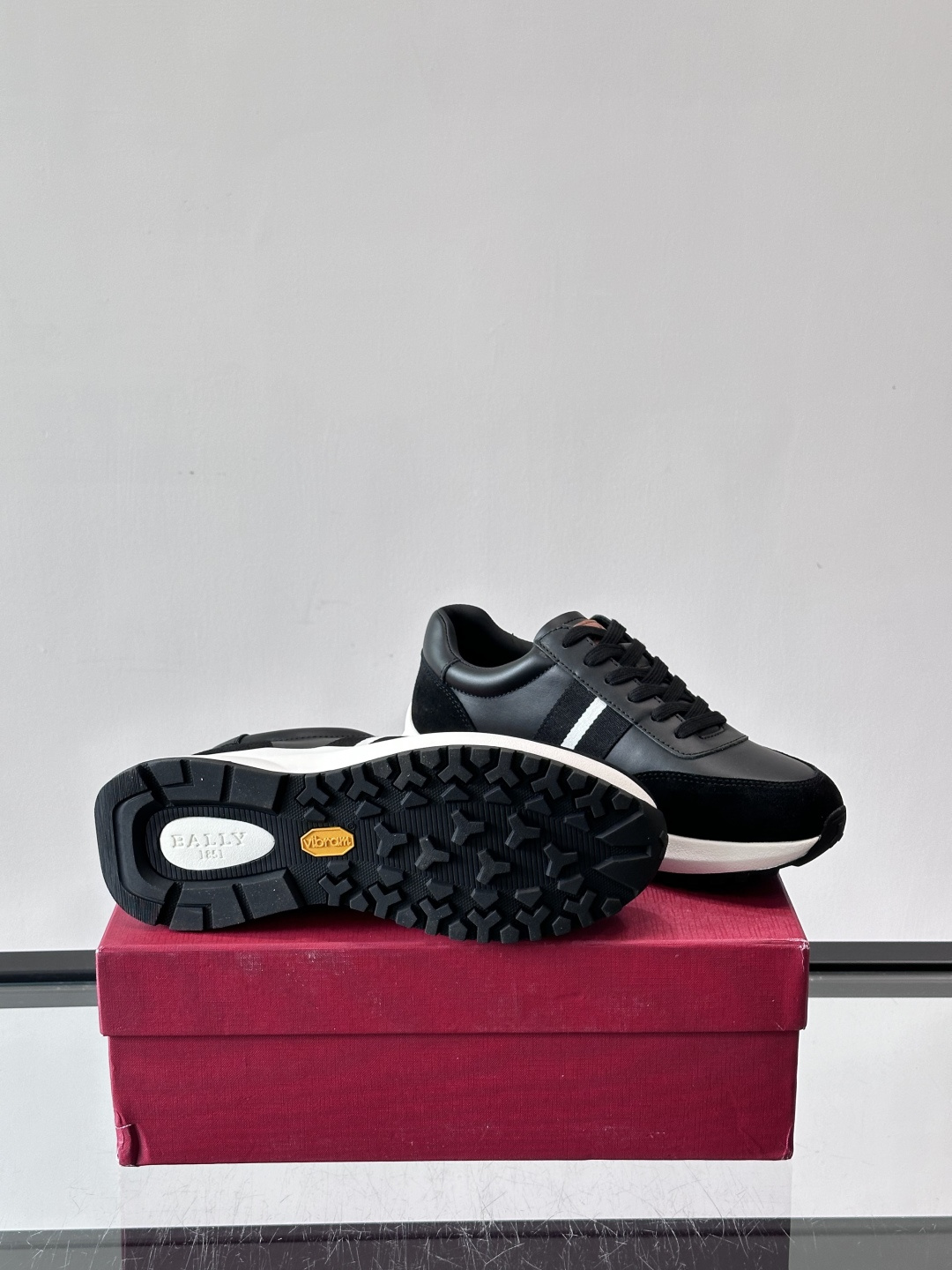 Bally男士休闲运动鞋，点缀酒红色条纹，复古感满满！鞋面采用牛皮革+织物拼接，透气又耐穿。厚底设计不仅