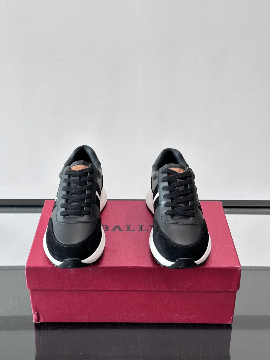 Bally男士休闲运动鞋，点缀酒红色条纹，复古感满满！鞋面采用牛皮革+织物拼接，透气又耐穿。厚底设计不仅