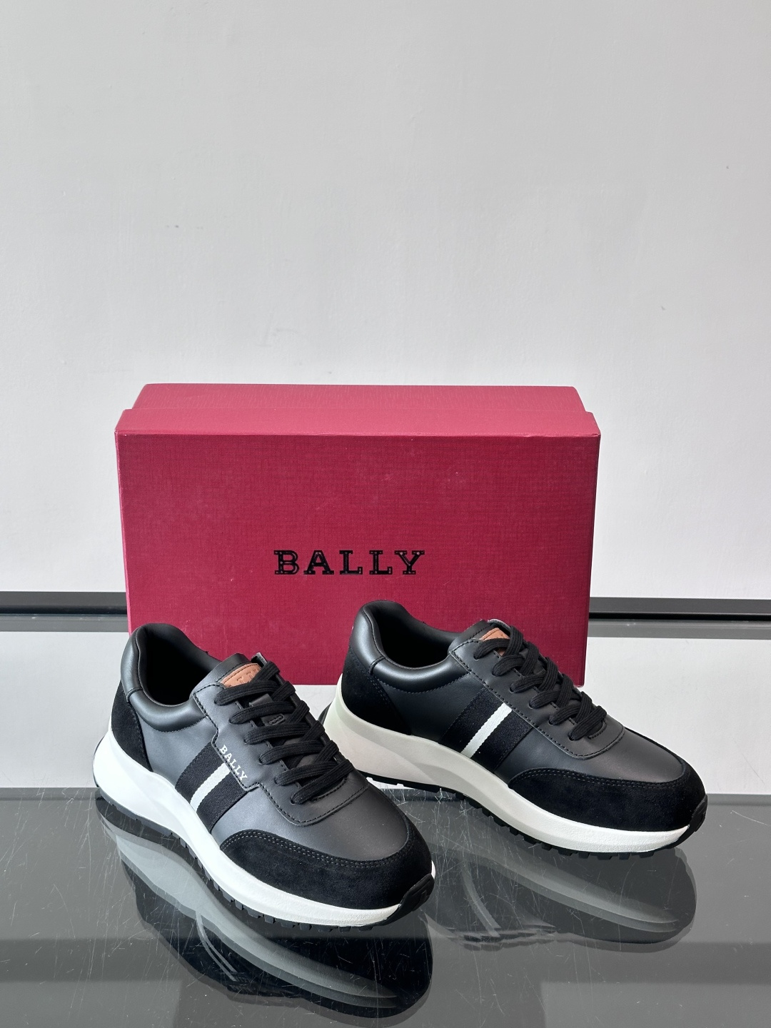 Bally男士休闲运动鞋，点缀酒红色条纹，复古感满满！鞋面采用牛皮革+织物拼接，透气又耐穿。厚底设计不仅