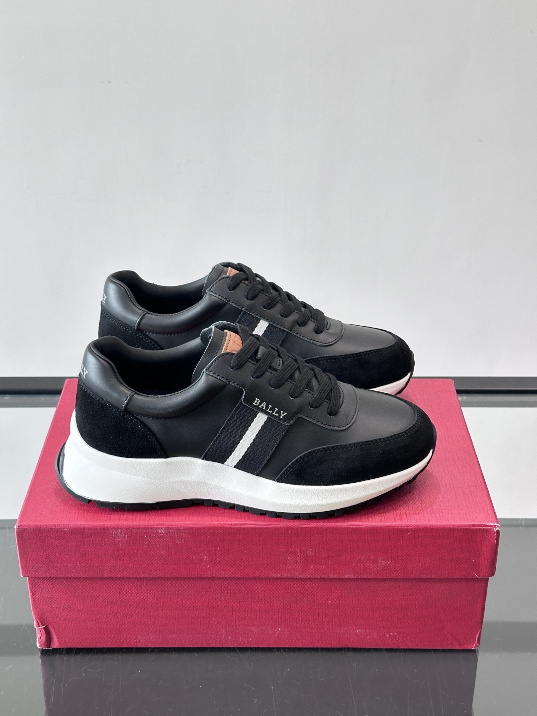 NO:620621,Bally men's casual sports shoes, embellished with burgundy stripes, full of retro feel!  The upper is made of cow leather + fabric splicing, which is breathable and durable. The thick-soled design not only increases height, but is also super comfortable and suitable for long-term walking. The toe is rounded and can be easily controlled ~ it is versatile for daily commuting and leisure sports., size39-44 (customized at 38.45), Bally casual shoes, bally, sneakers, cowhide19860909Bally男士休闲运动鞋,点缀酒红色条纹,复古感满满！鞋面采用牛皮革+织物拼接,透气又耐穿.厚底设计不仅增高,还超舒适,适合长时间行走.鞋头圆润,能轻松驾驭～日常通勤、休闲运动都很百搭. ,size39-44（38.45定做）,巴利 休闲鞋,bally,sneakers,cowhide,Men's shoes