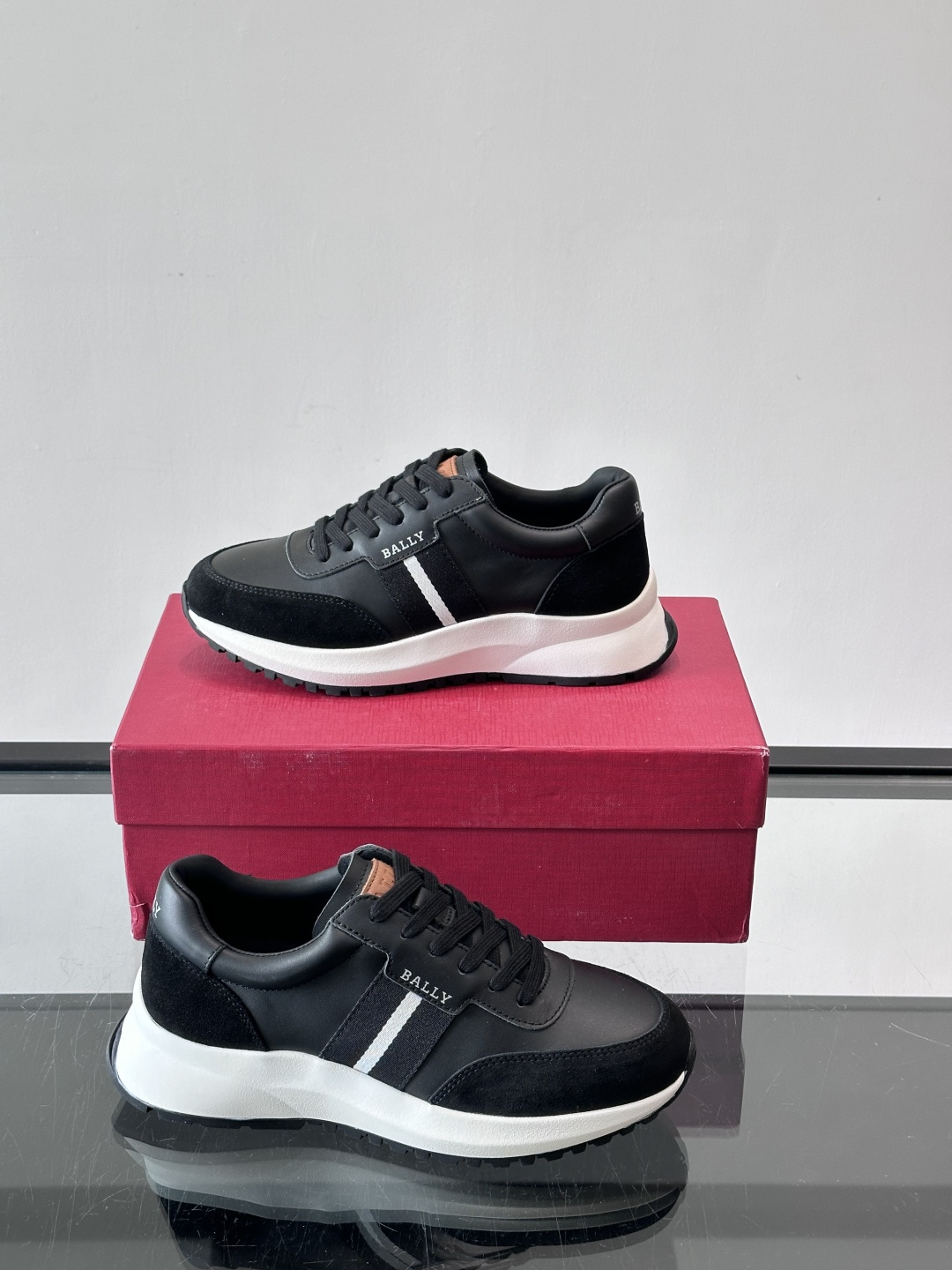 Bally男士休闲运动鞋，点缀酒红色条纹，复古感满满！鞋面采用牛皮革+织物拼接，透气又耐穿。厚底设计不仅