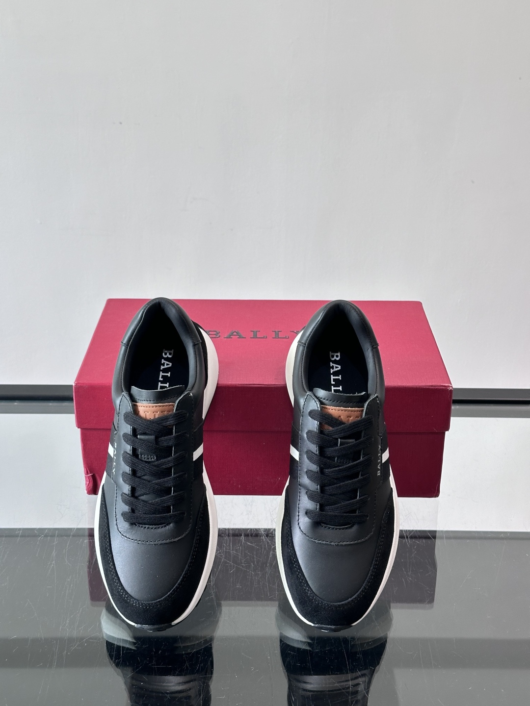 Bally男士休闲运动鞋，点缀酒红色条纹，复古感满满！鞋面采用牛皮革+织物拼接，透气又耐穿。厚底设计不仅