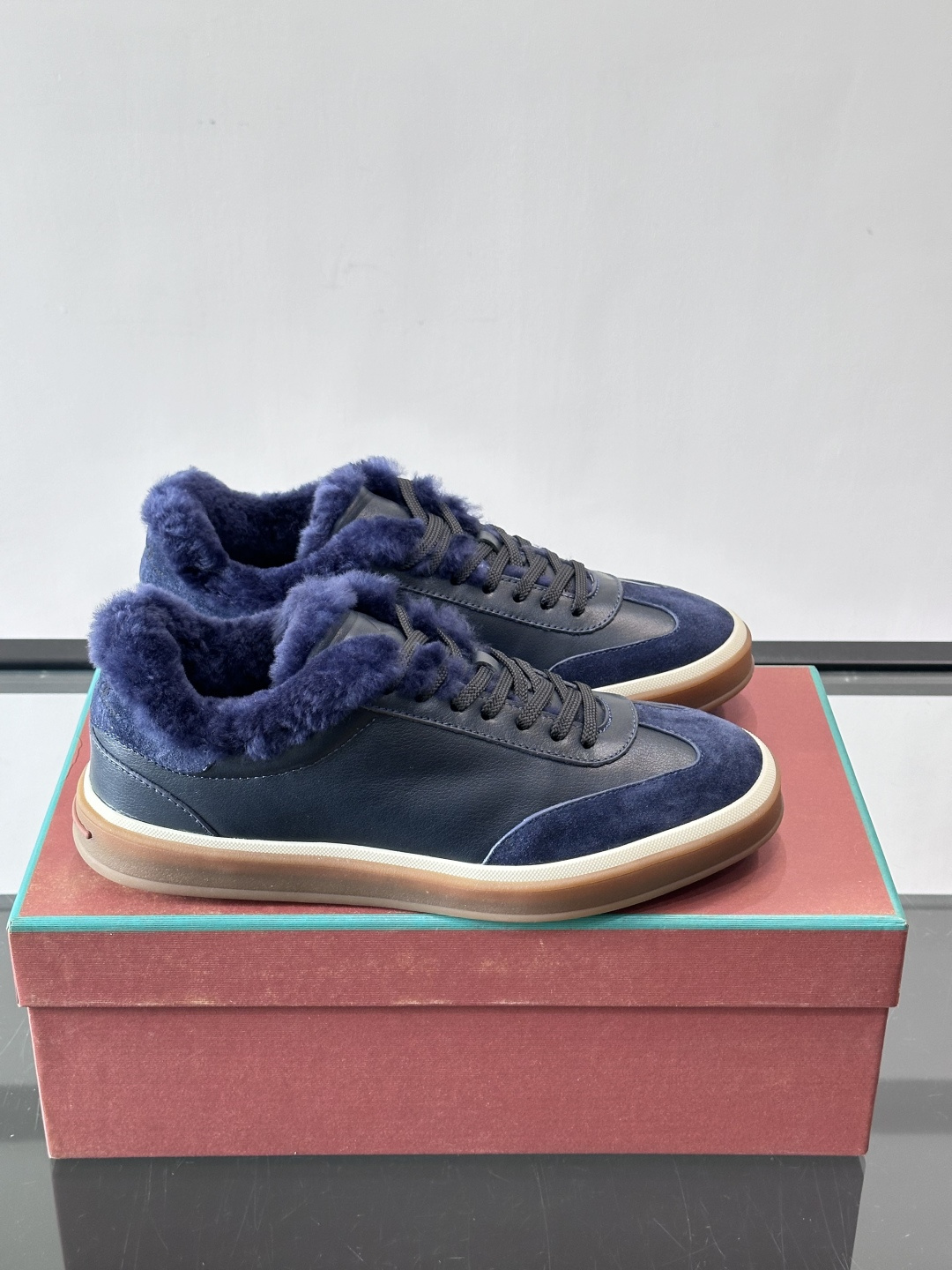 NO:620653,Loro Piana classic sneakers with velvet lining. Lace-up casual sneakers with high-quality, lightweight and comfortable fabrics. Suitable for outdoor leisure. The color scheme is young and energetic. They look great with sportswear or casual suits!  ,size38-46 (customized at 38.45.46),,loro piana,sneakers,business suit19860909Loro Piana小众诺优翩雅经典款板鞋,加绒内里.系带休闲鞋运动鞋,高品质轻便舒适面料,户外休闲均可,配色年轻又有活力,搭配运动装或休闲西装都超赞！ ,size38-46（38.45.46定做）,,loro piana,sneakers,business suit,Men's shoes