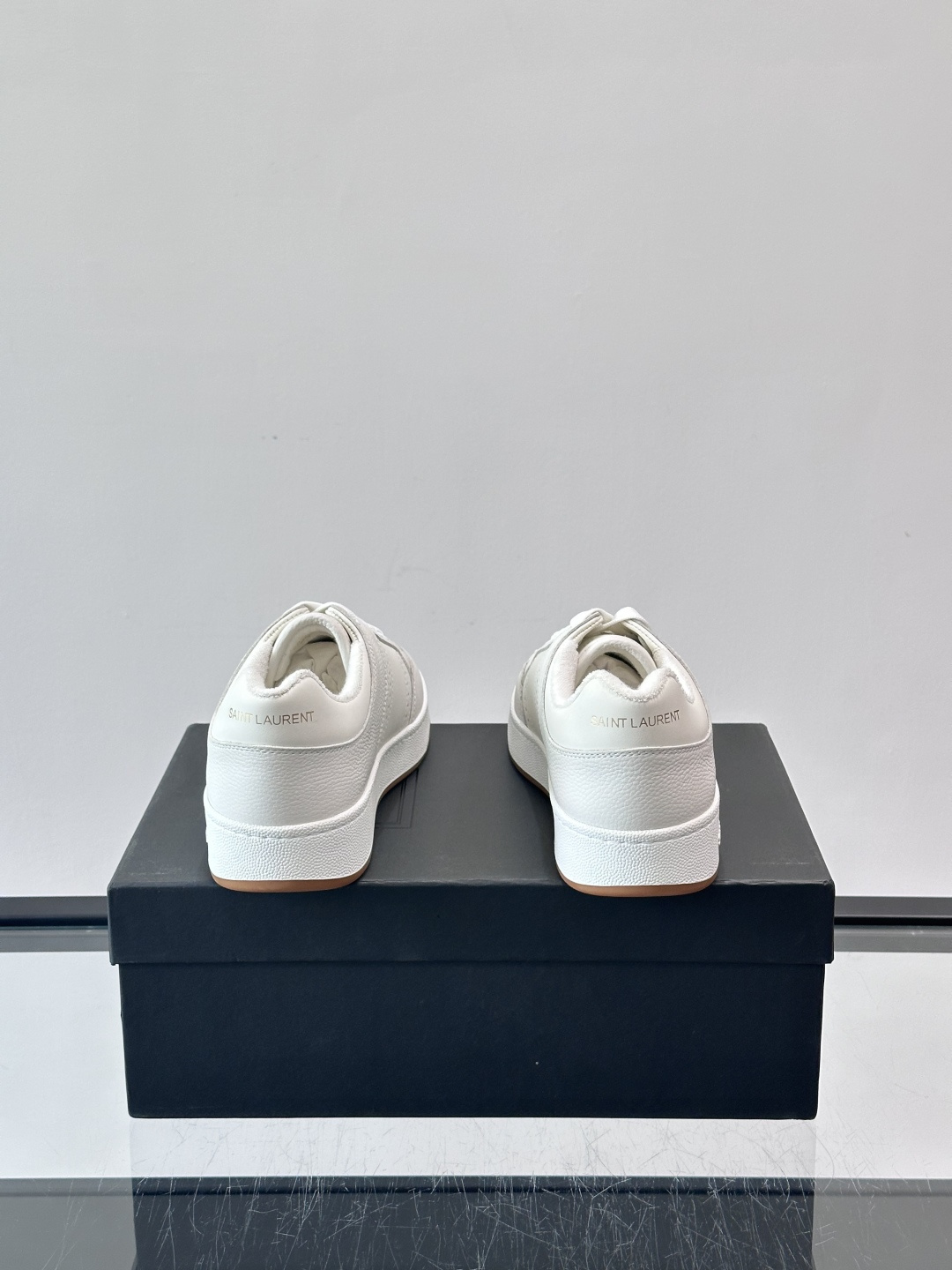 Saint Laurent SL61小白鞋，光滑小牛皮＋粒面牛皮拼接，多孔皮革细节，质感满分。鞋侧金色“