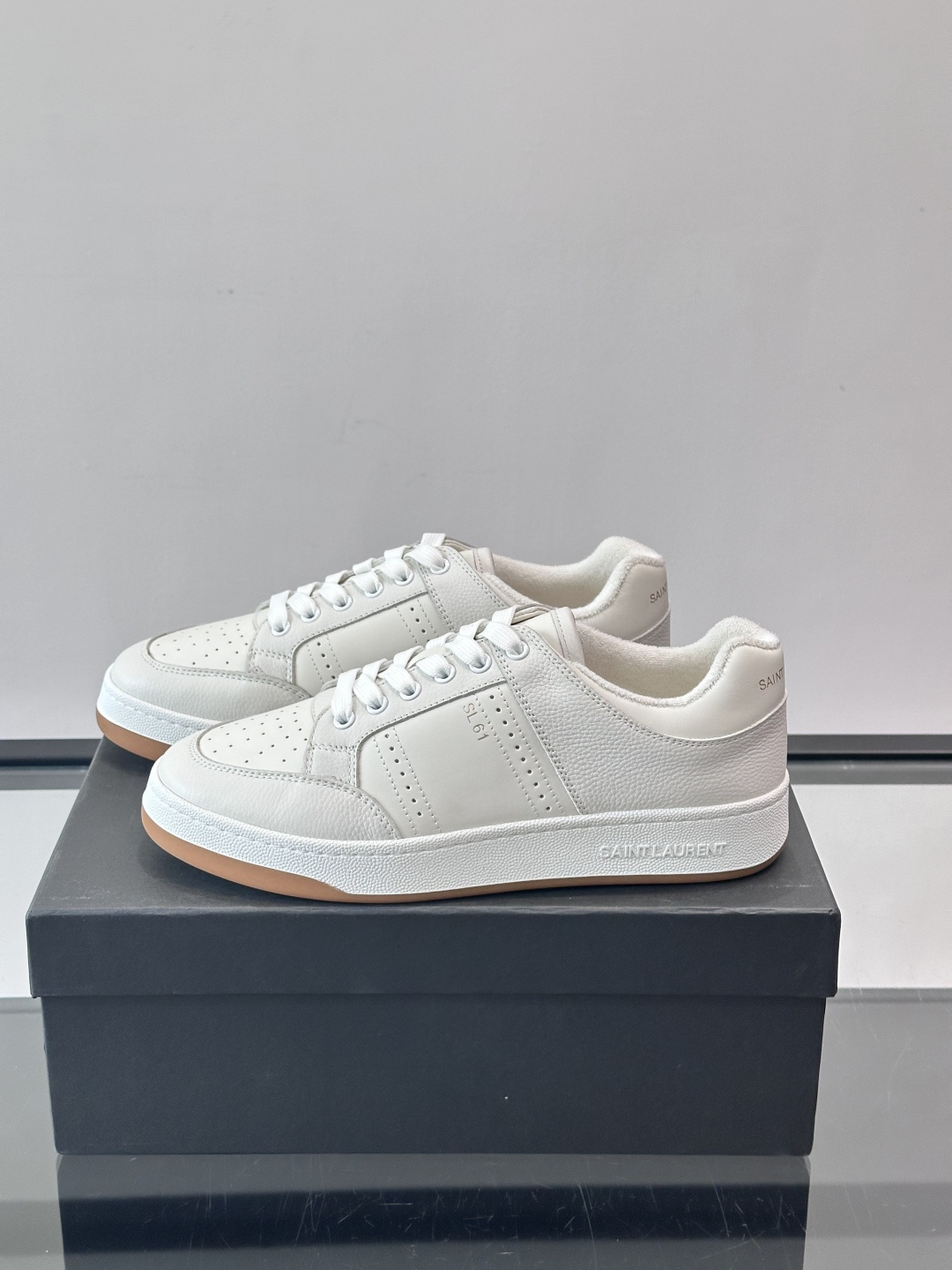 Saint Laurent SL61小白鞋，光滑小牛皮＋粒面牛皮拼接，多孔皮革细节，质感满分。鞋侧金色“
