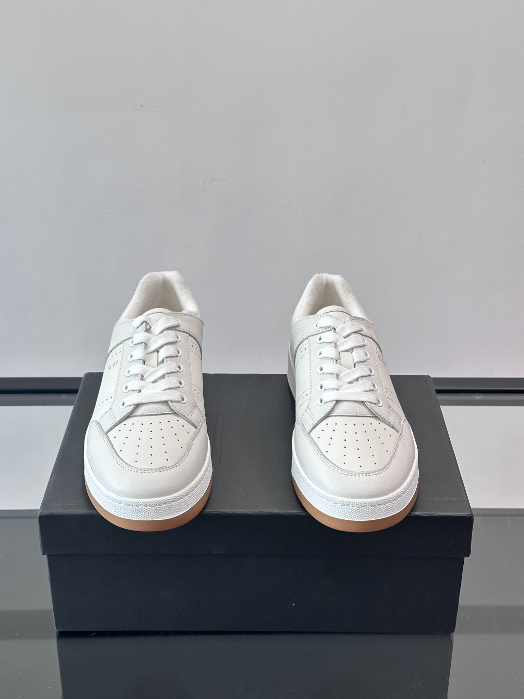 Saint Laurent SL61小白鞋，光滑小牛皮＋粒面牛皮拼接，多孔皮革细节，质感满分。鞋侧金色“