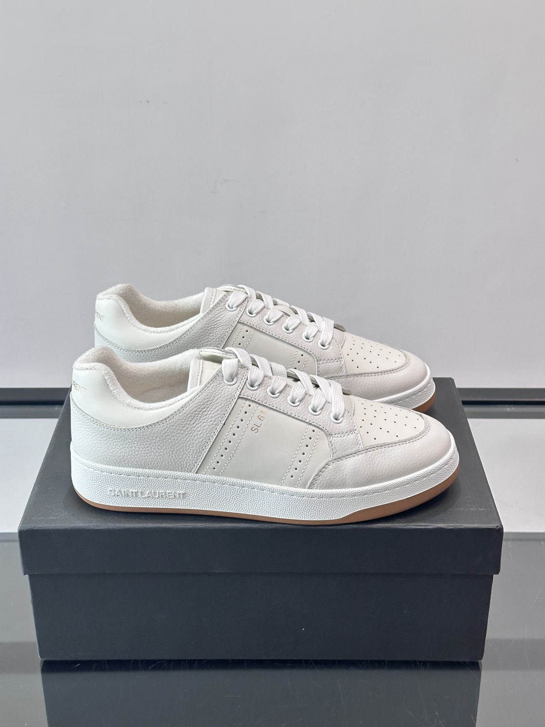 Saint Laurent SL61小白鞋，光滑小牛皮＋粒面牛皮拼接，多孔皮革细节，质感满分。鞋侧金色“