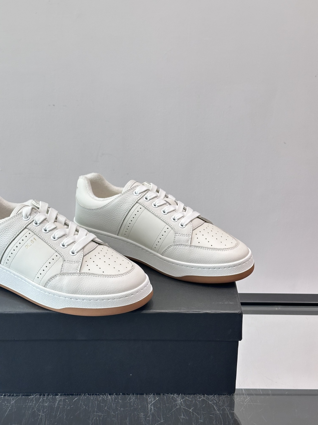 Saint Laurent SL61小白鞋，光滑小牛皮＋粒面牛皮拼接，多孔皮革细节，质感满分。鞋侧金色“