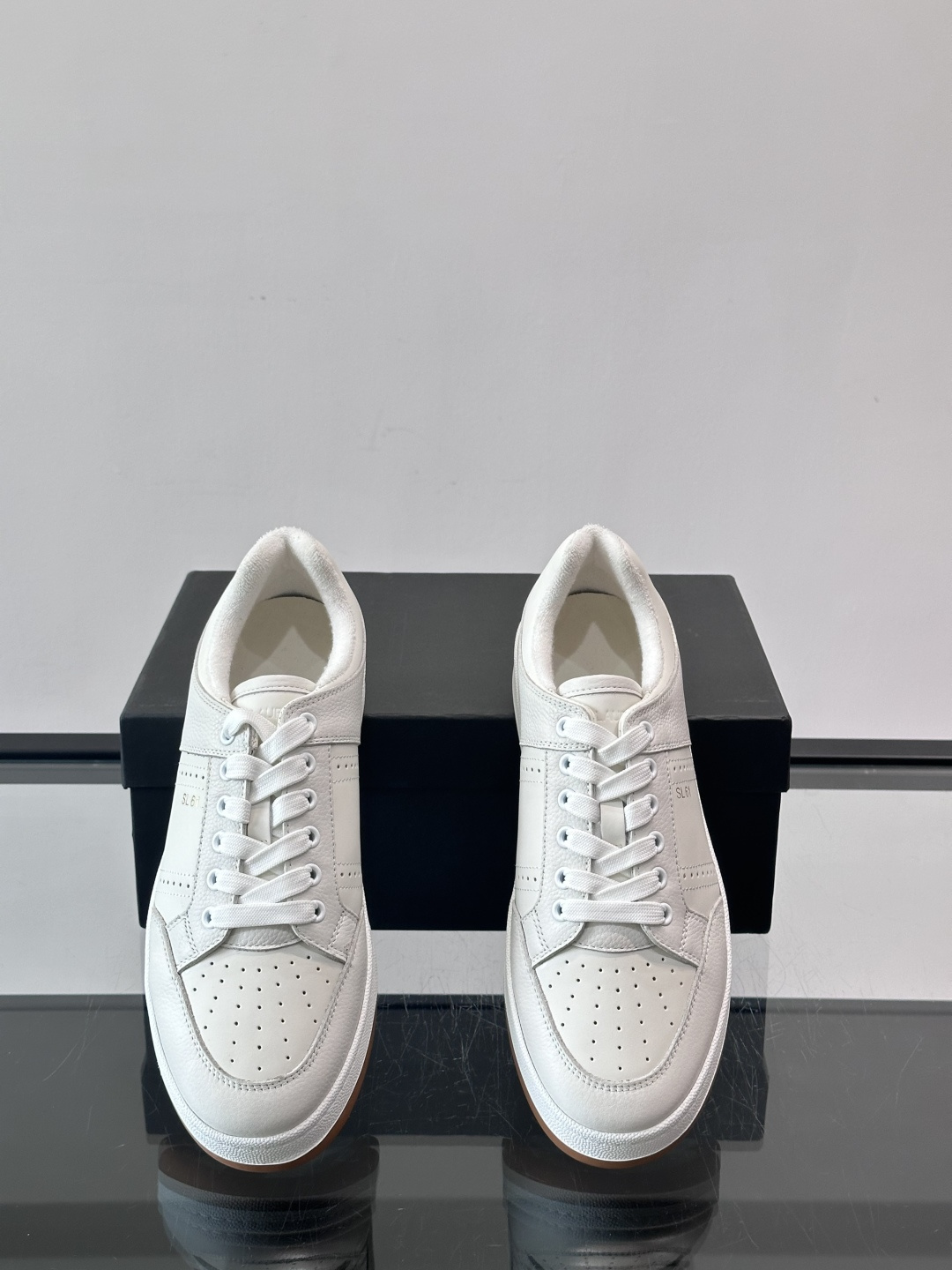 Saint Laurent SL61小白鞋，光滑小牛皮＋粒面牛皮拼接，多孔皮革细节，质感满分。鞋侧金色“