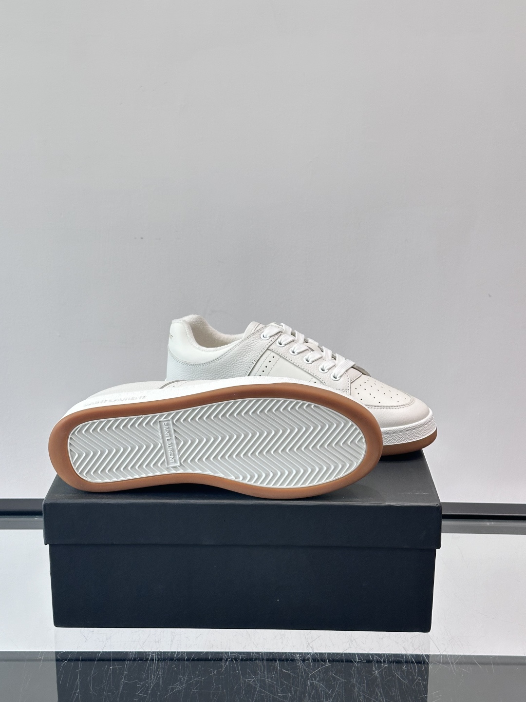 Saint Laurent SL61小白鞋，光滑小牛皮＋粒面牛皮拼接，多孔皮革细节，质感满分。鞋侧金色“