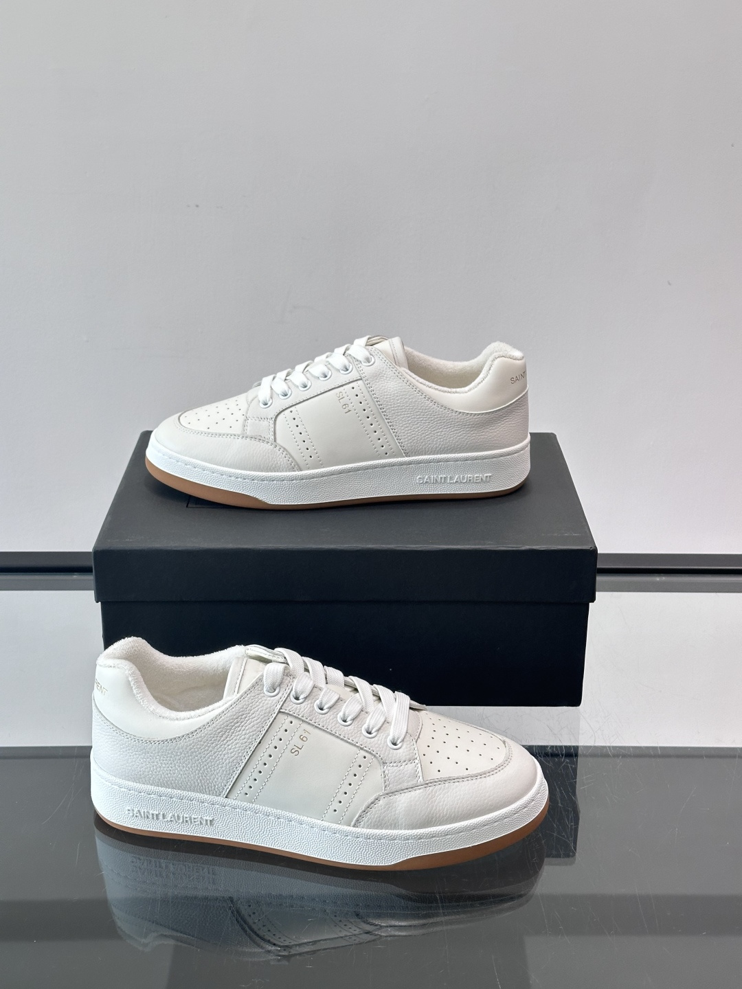 Saint Laurent SL61小白鞋，光滑小牛皮＋粒面牛皮拼接，多孔皮革细节，质感满分。鞋侧金色“