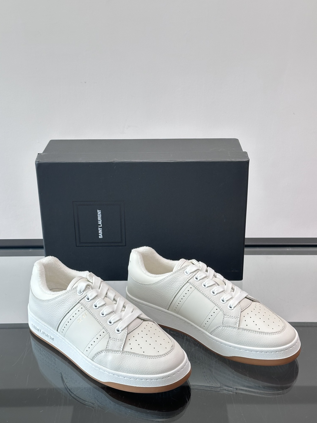 Saint Laurent SL61小白鞋，光滑小牛皮＋粒面牛皮拼接，多孔皮革细节，质感满分。鞋侧金色“