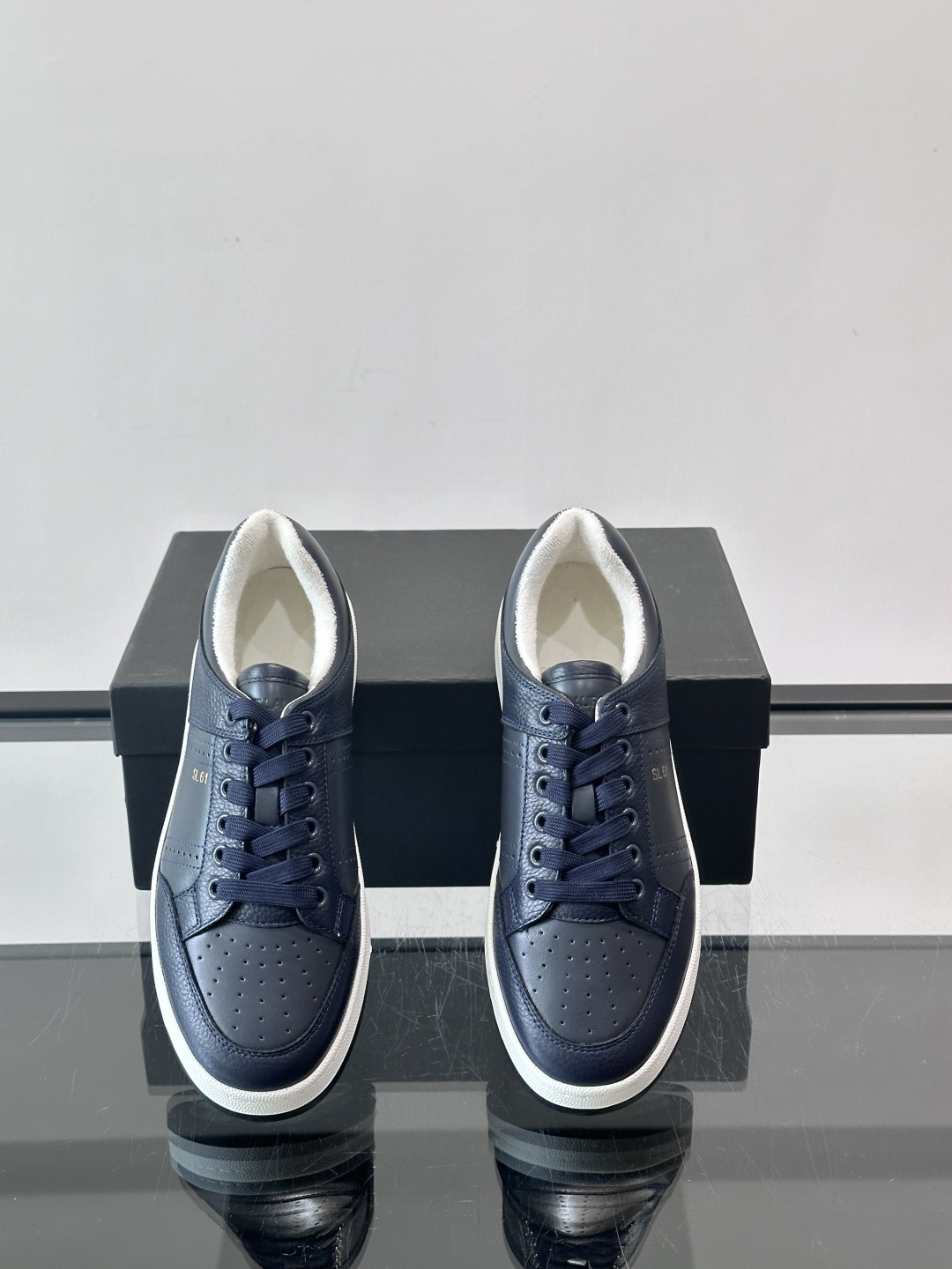 Saint Laurent SL61小白鞋，光滑小牛皮＋粒面牛皮拼接，多孔皮革细节，质感满分。鞋侧金色“