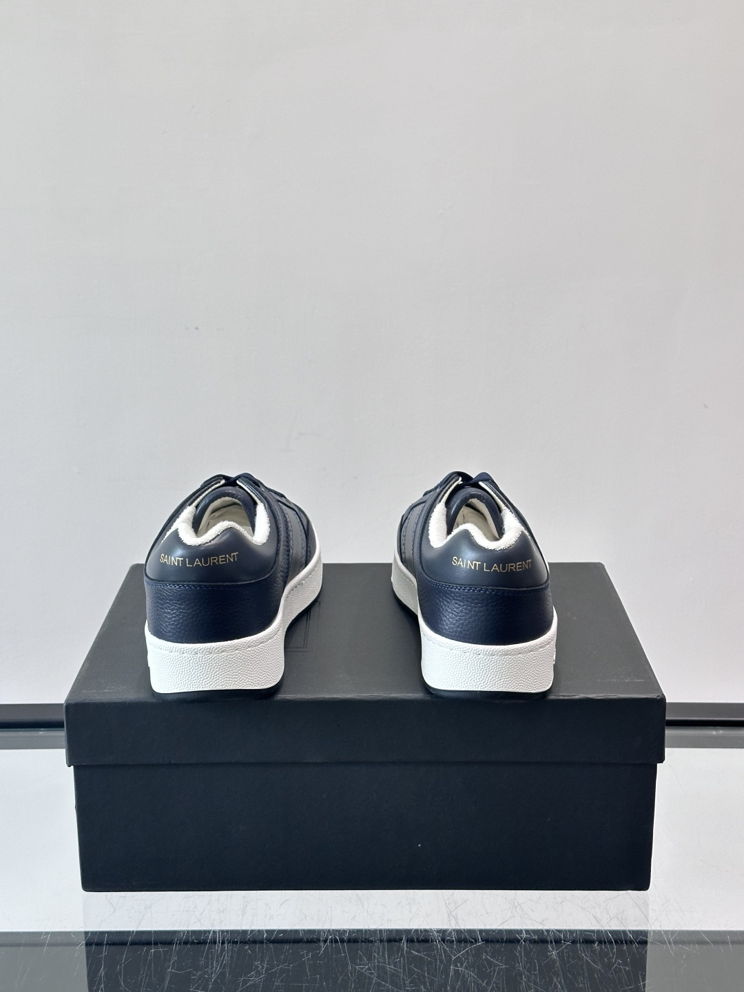 Saint Laurent SL61小白鞋，光滑小牛皮＋粒面牛皮拼接，多孔皮革细节，质感满分。鞋侧金色“
