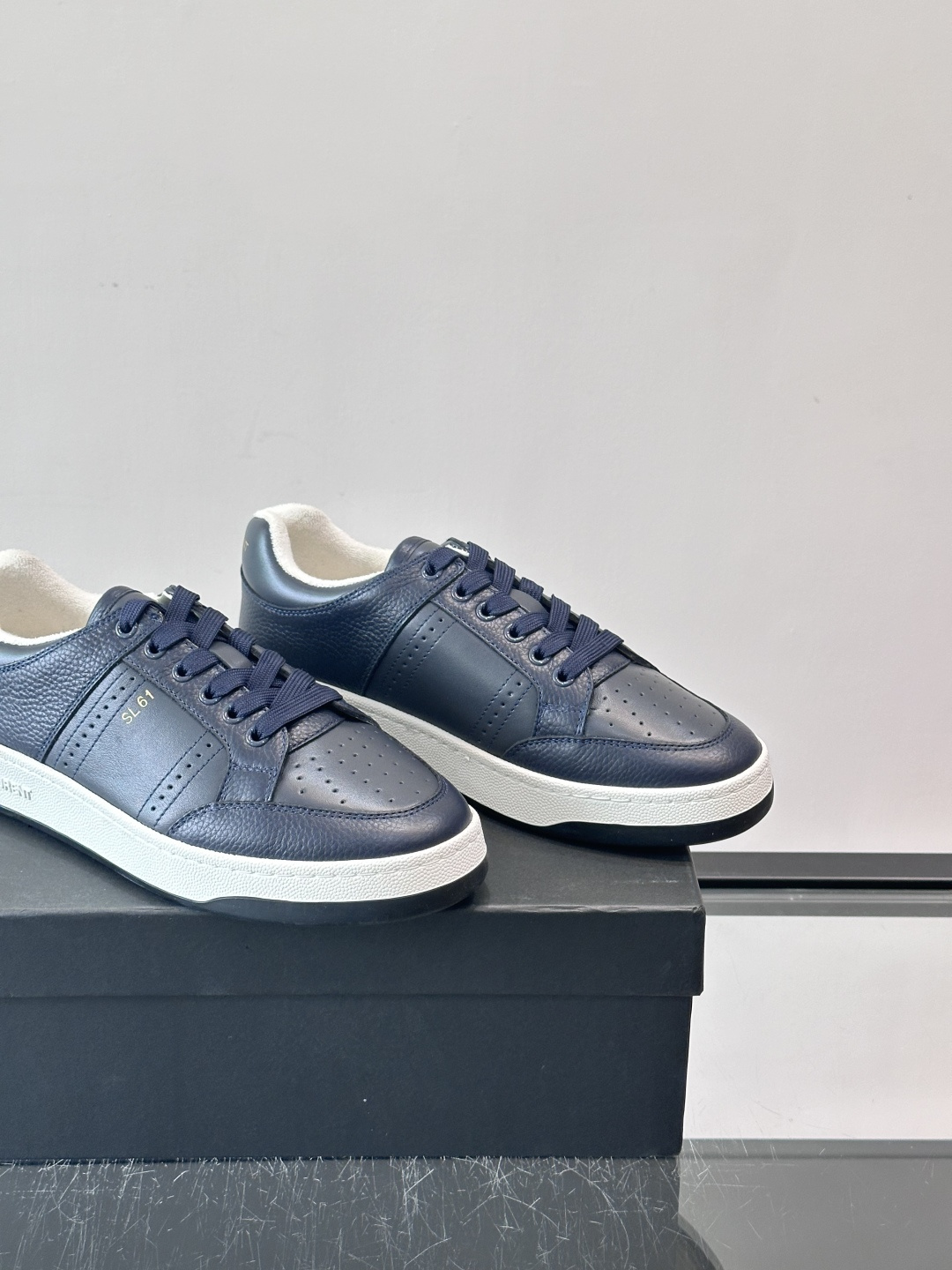 Saint Laurent SL61小白鞋，光滑小牛皮＋粒面牛皮拼接，多孔皮革细节，质感满分。鞋侧金色“